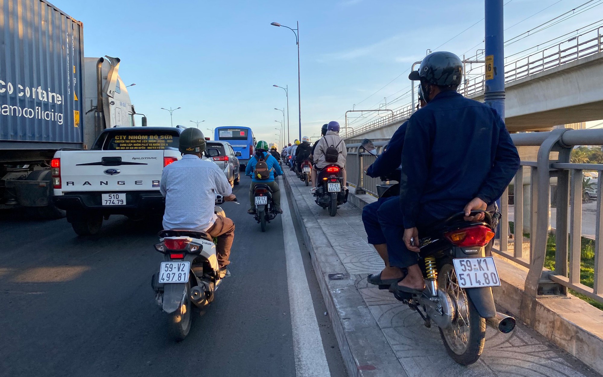 Trăn trở về văn hóa giao thông (*): Hướng dẫn, phân luồng hợp lý