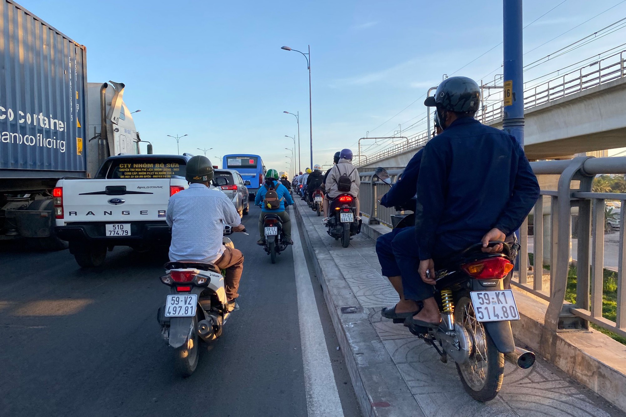 Trăn trở về văn h&oacute;a giao th&ocirc;ng (*): Hướng dẫn, ph&acirc;n luồng hợp l&yacute;- Ảnh 2.