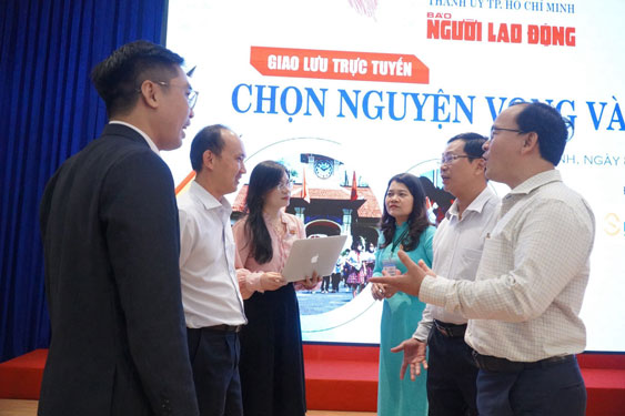 Các khách mời trao đổi về các nội dung liên quan đến tuyển sinh lớp 10. Ảnh: HUẾ XUÂN