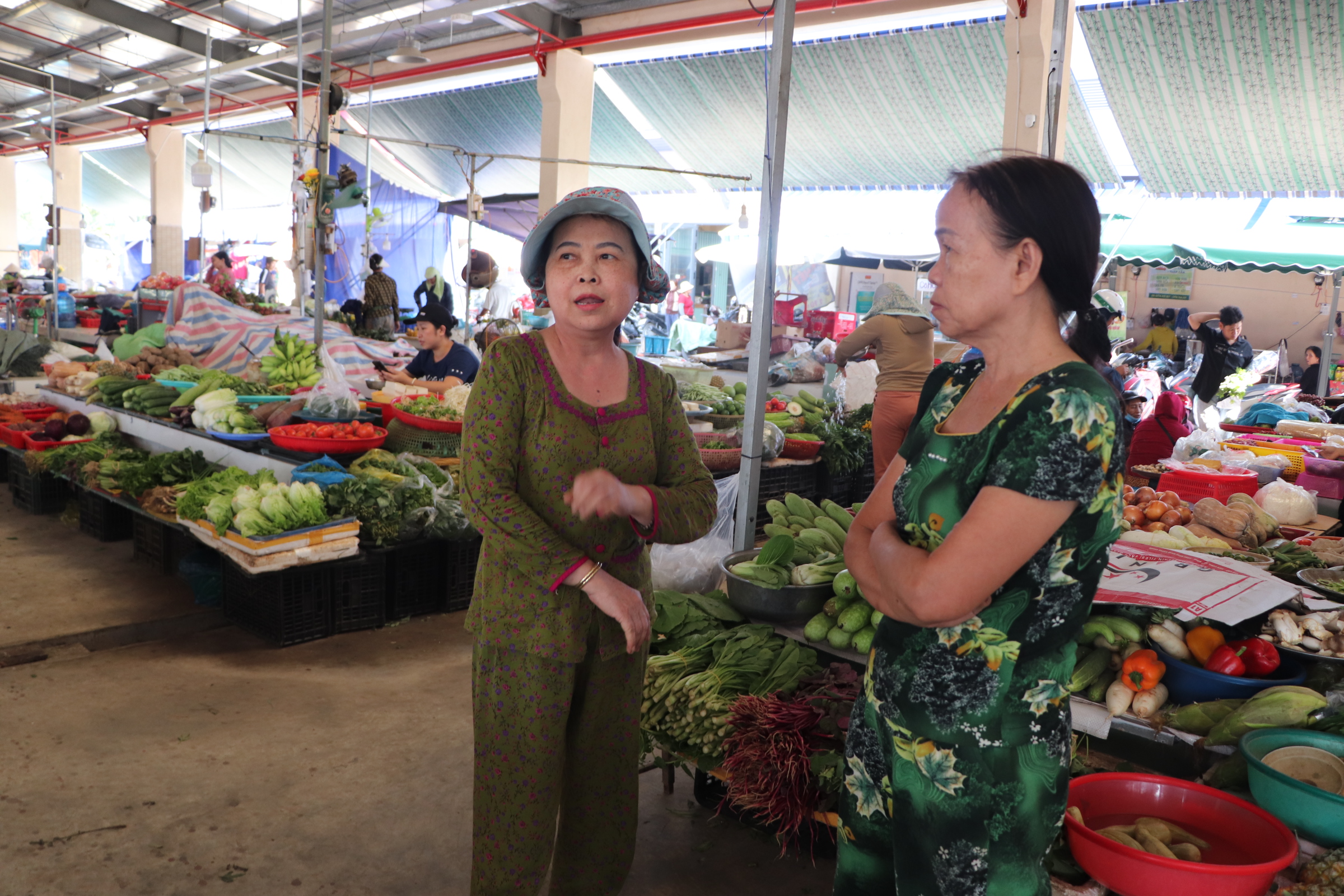 Tiểu thương chưa hài lòng chợ mới, Chủ tịch huyện Quế Sơn nói gì?- Ảnh 3.