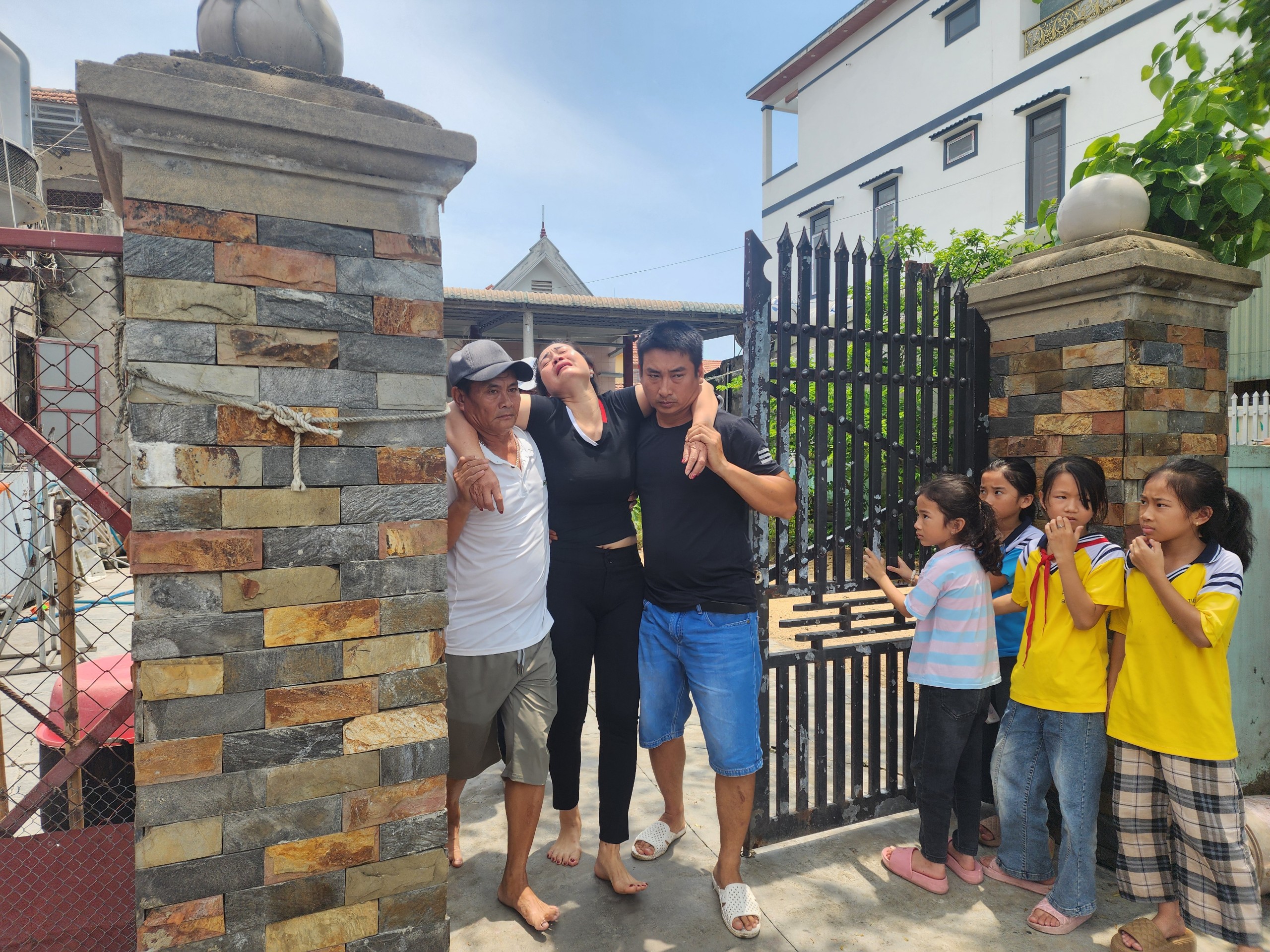 Chủ t&agrave;u kể lại gi&acirc;y ph&uacute;t đạp s&oacute;ng cứu 3 ngư d&acirc;n về từ "c&otilde;i chết"- Ảnh 4.