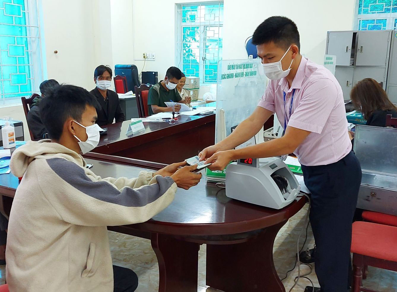 Người lao động tham gia chương tr&igrave;nh EPS nhận lại tiền k&yacute; quỹ tại Ng&acirc;n h&agrave;ng Ch&iacute;nh s&aacute;ch x&atilde; hội