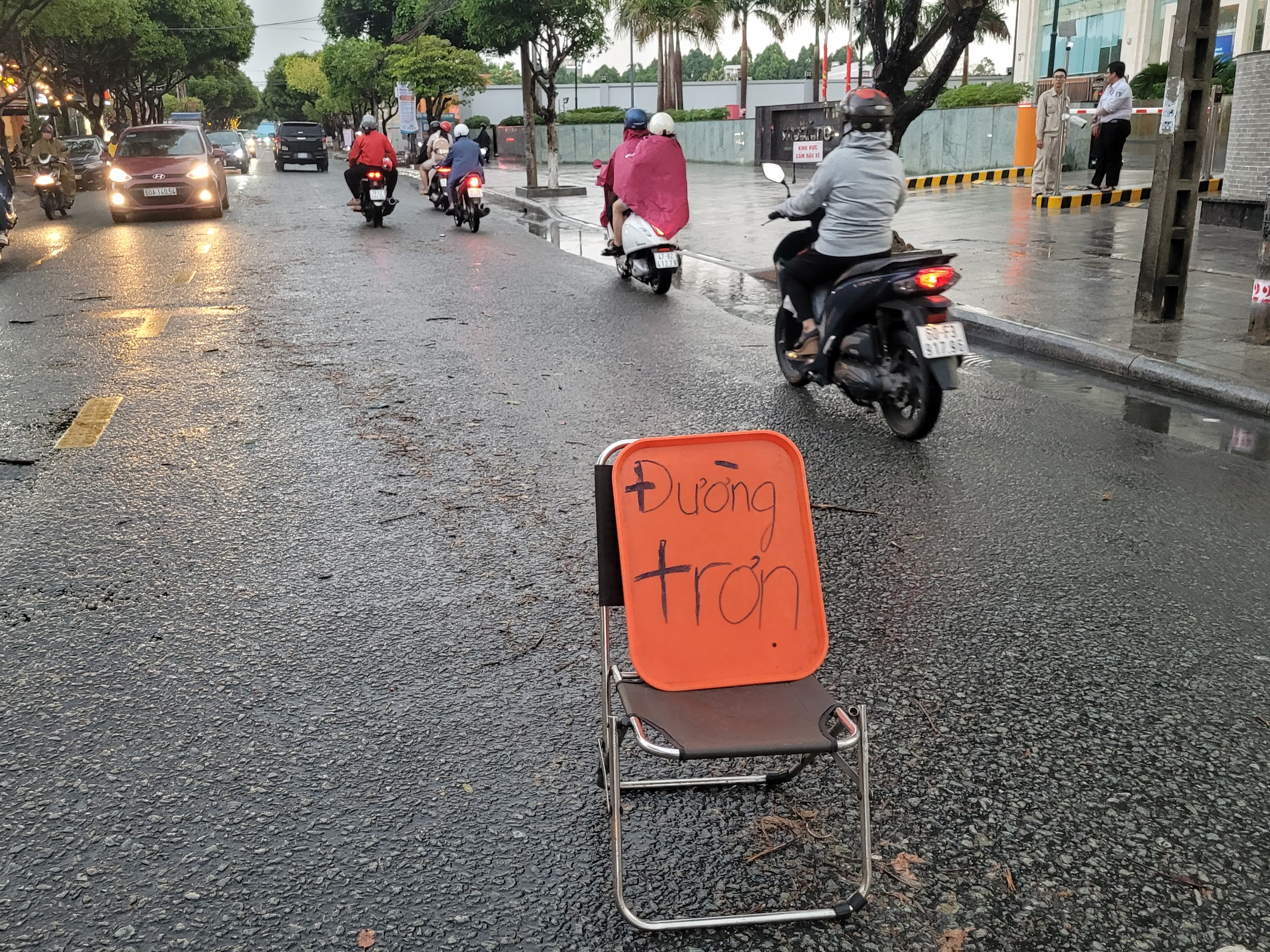 CLIP: Hiện trường nhiều người ng&atilde; xe trong cơn mưa tr&ecirc;n đường phố Bi&ecirc;n H&ograve;a- Ảnh 2.