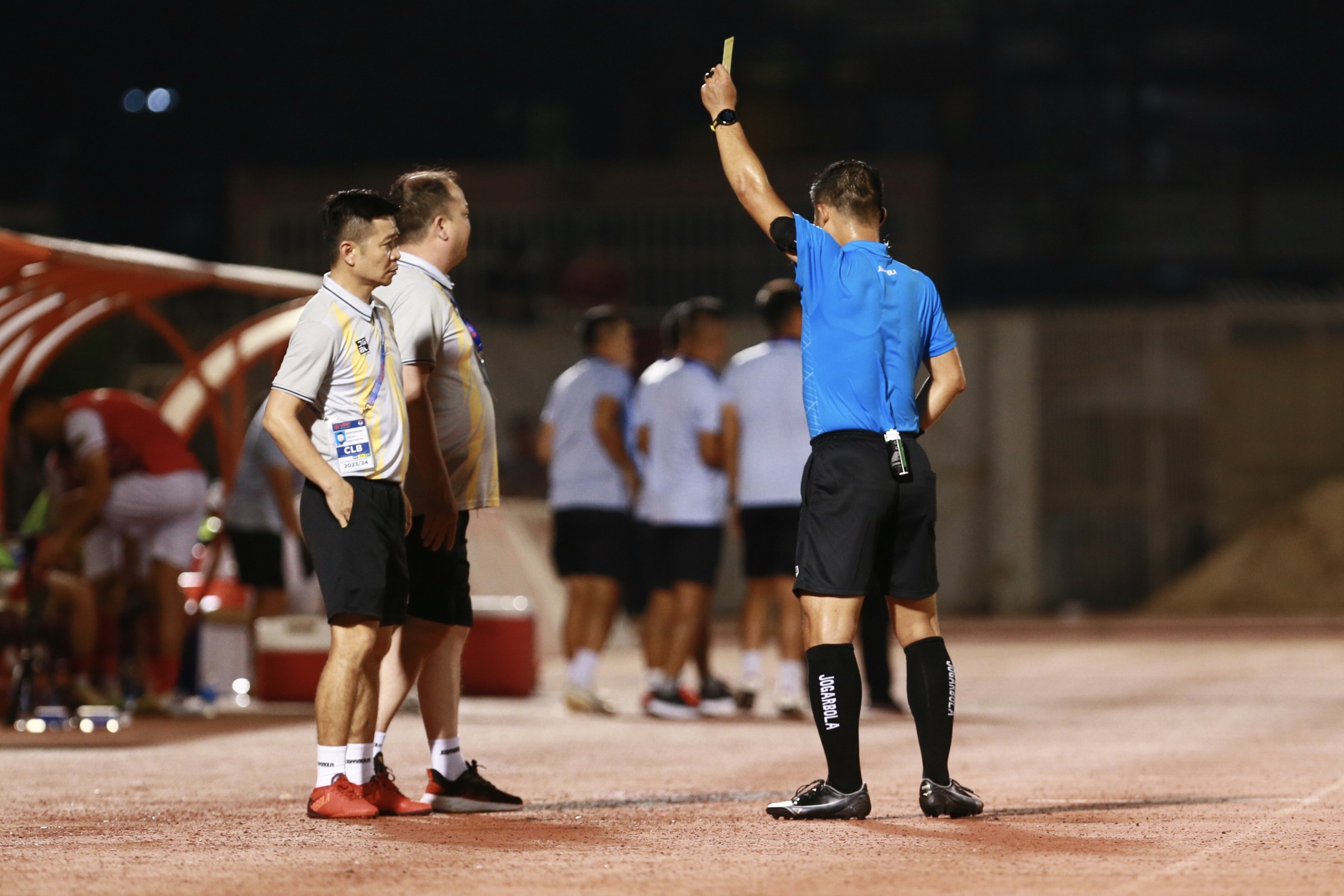 HLV Popov v&agrave; hai trợ l&yacute; nhận thẻ v&agrave;ng, Rimario phải can ngăn- Ảnh 7.