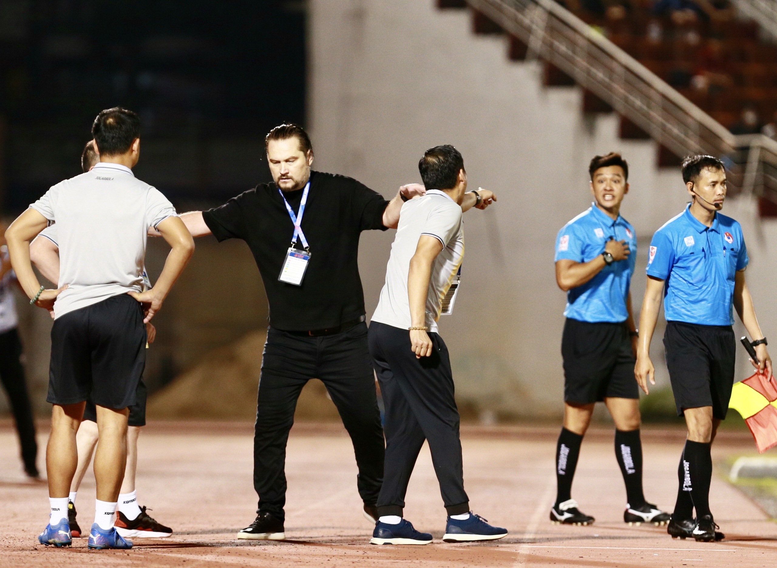 HLV Popov v&agrave; hai trợ l&yacute; nhận thẻ v&agrave;ng, Rimario phải can ngăn- Ảnh 9.