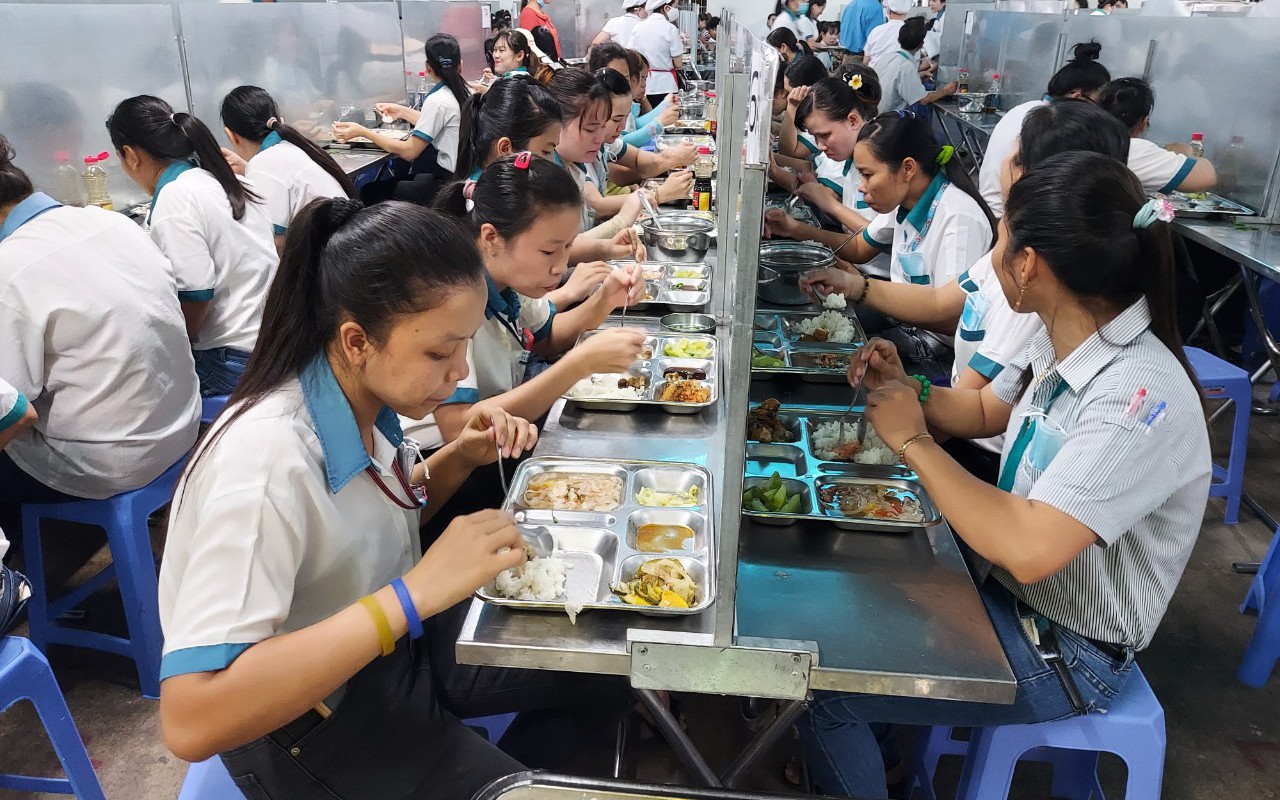Cái thiện bữa ăn giữa ca cho người lao động
