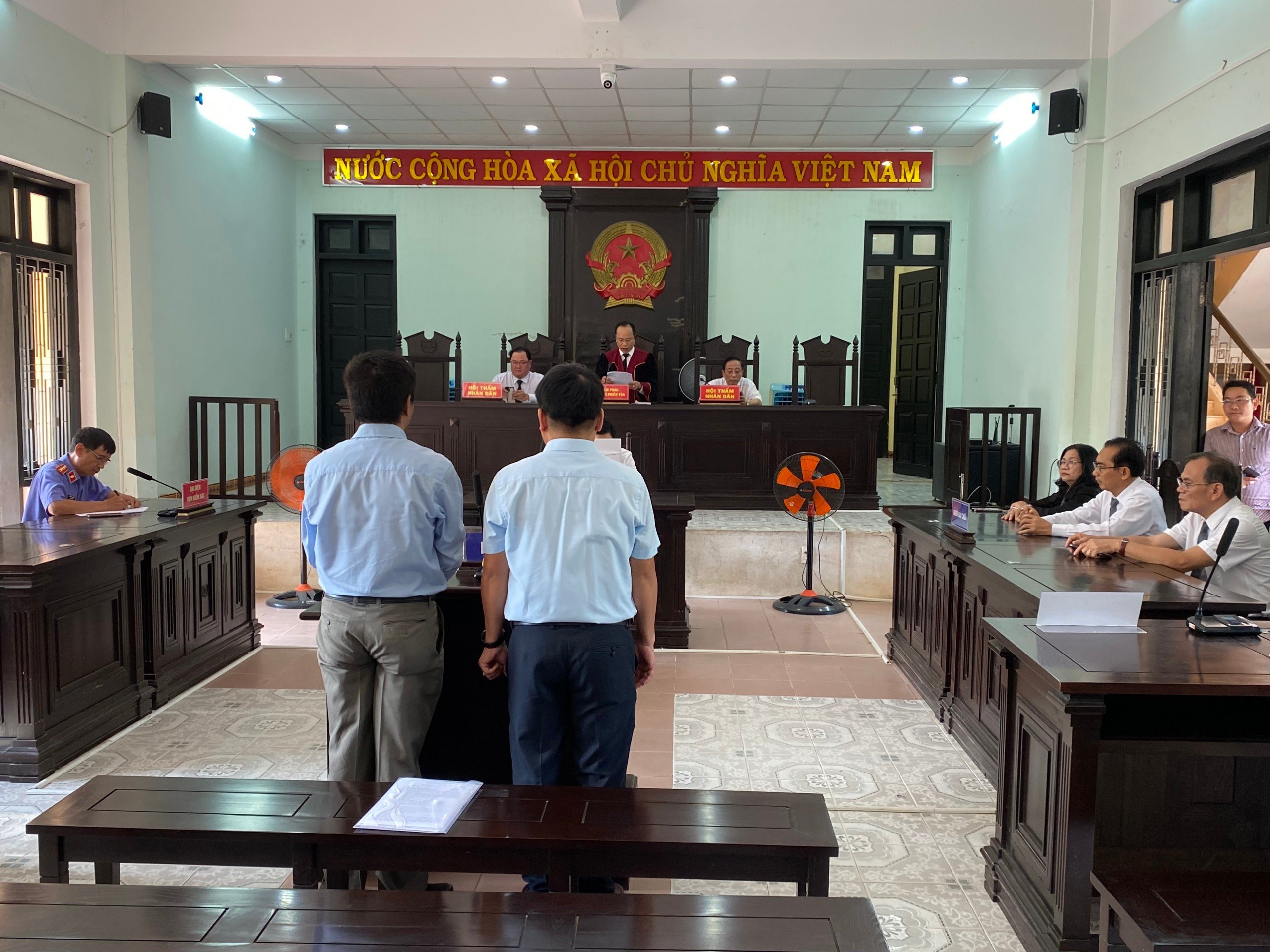 L&yacute; do cựu gi&aacute;m đốc v&agrave; kế to&aacute;n trưởng CDC Thừa Thi&ecirc;n - Huế tho&aacute;t &aacute;n t&ugrave;- Ảnh 2.