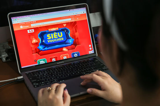 Các sàn thương mại điện tử liên tục đưa nhiều chính sách và ưu đãi hấp dẫn để tăng trải nghiệm và nhu cầu mua sắm của người dùng Ảnh: HOÀNG TRIỀU