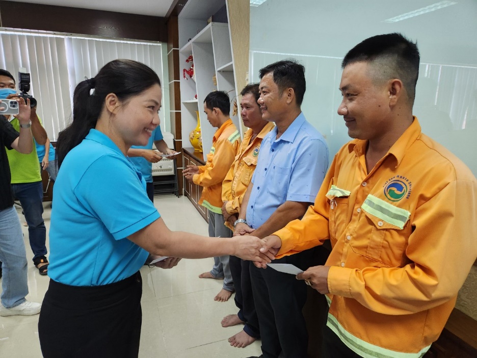 Q:\ChuyenDe\8-5\vws\Ph&oacute; chủ tịch c&ocirc;ng đo&agrave;n cơ sở VWS tuy&ecirc;n dương v&agrave; tặng thưởng 4 c&ocirc;ng nh&acirc;n ti&ecirc;u biểu .jpg