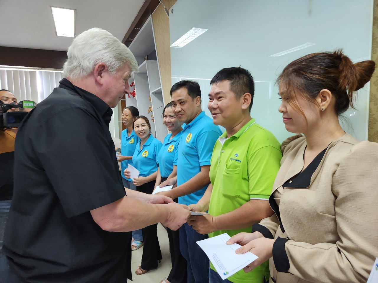 Q:\ChuyenDe\8-5\vws\&Ocirc;ng Kevin Moore gi&aacute;m đốc điều h&agrave;nh VWSkhen tặng c&ocirc;ng đo&agrave;n cơ sở l&agrave;m tốt việc chăm s&oacute;c cho c&ocirc;ng nh&acirc;n .jpg