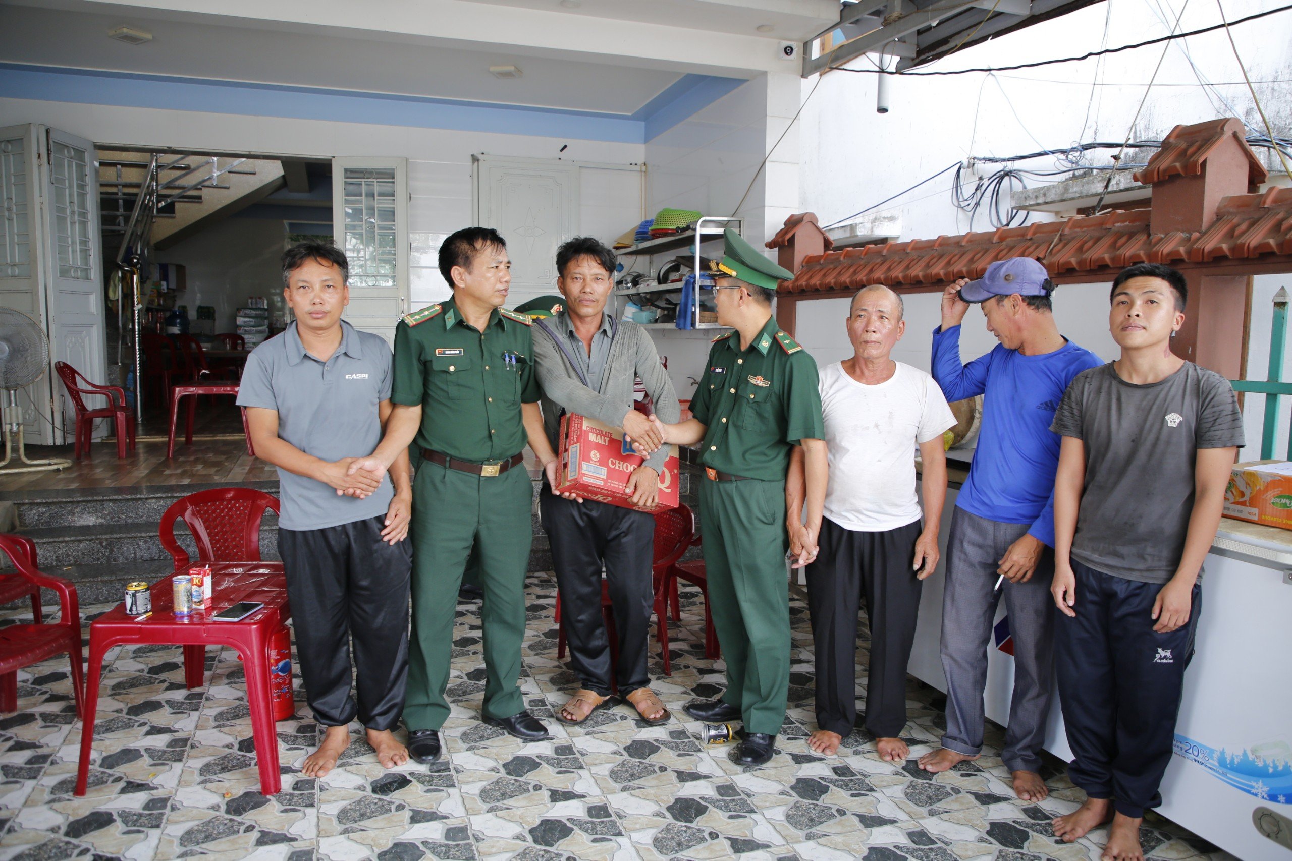 Chủ t&agrave;u kể lại gi&acirc;y ph&uacute;t đạp s&oacute;ng cứu 3 ngư d&acirc;n về từ "c&otilde;i chết"- Ảnh 2.