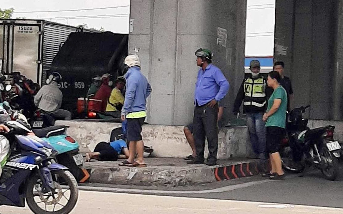 Vụ trụ đèn chiếu sáng đè người: Do xe tải tông vào
