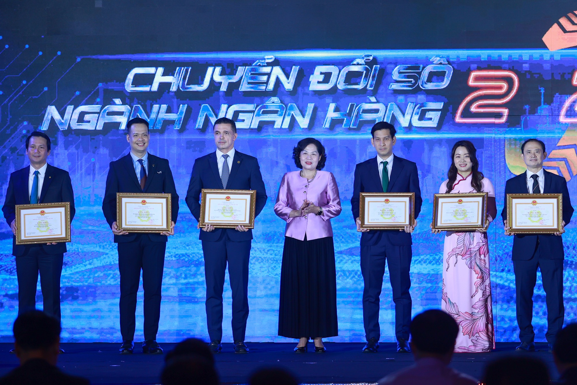 Thủ tướng: Chuyển đổi số ng&acirc;n h&agrave;ng cần ch&uacute; trọng đảm bảo an ninh, an to&agrave;n- Ảnh 2.