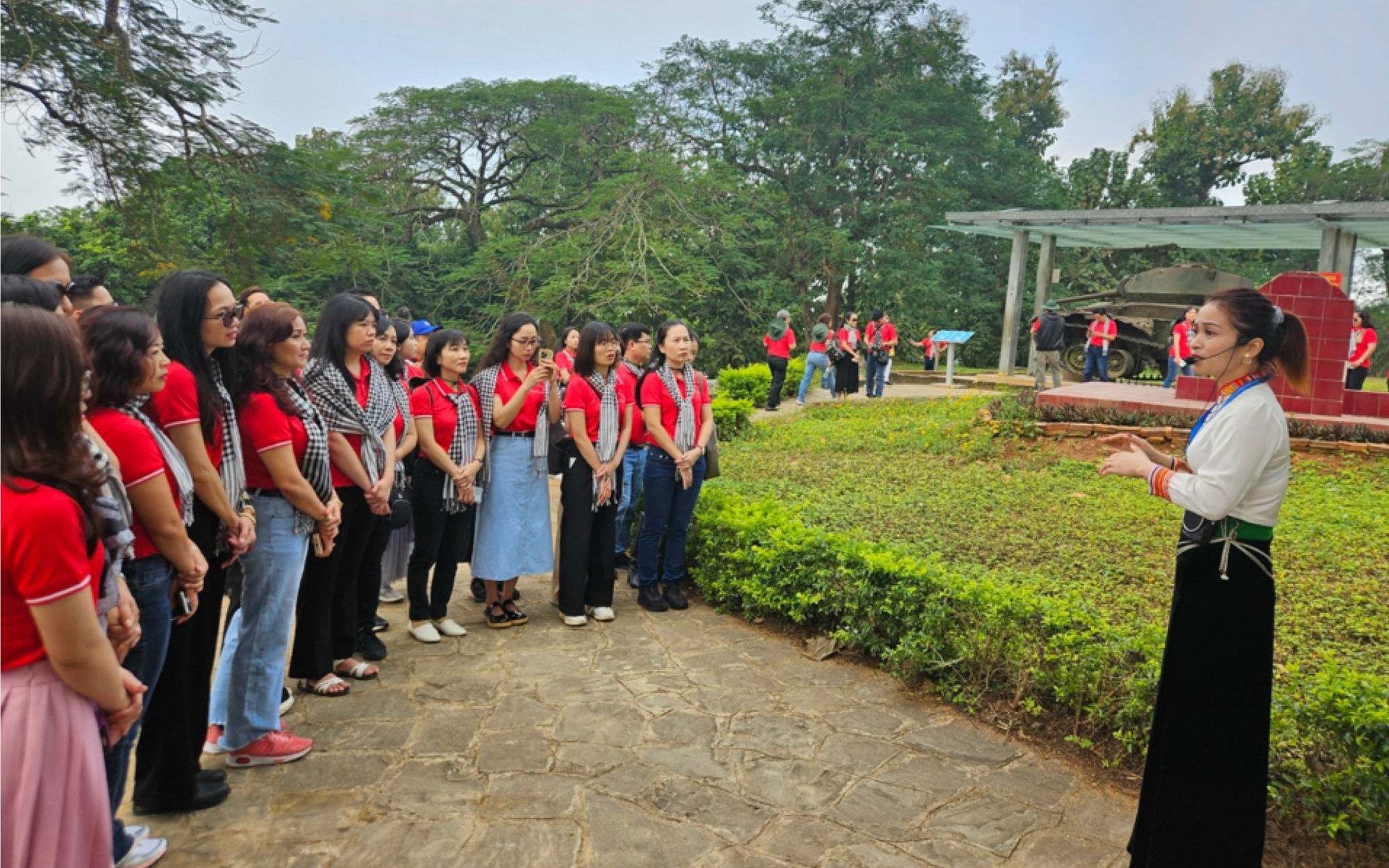 Bài toán nan giải về hướng dẫn viên du lịch