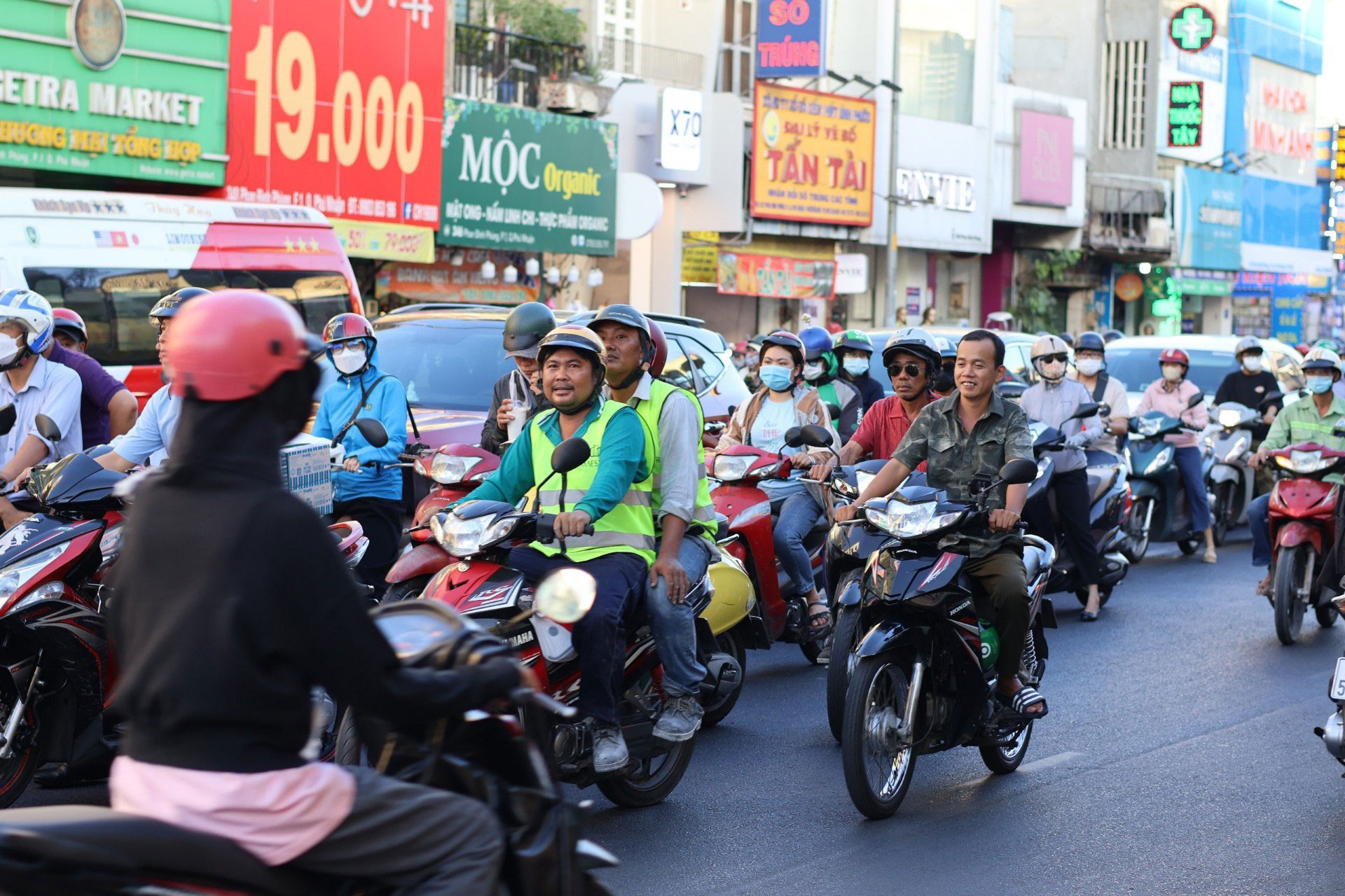 Một người đi xe m&aacute;y có mũ bảo hiểm nhưng không đội. Ảnh chụp tr&ecirc;n đường Phan Đình Phùng, quận Phú Nhuận, TP HCM Ảnh: MINH DIỄM