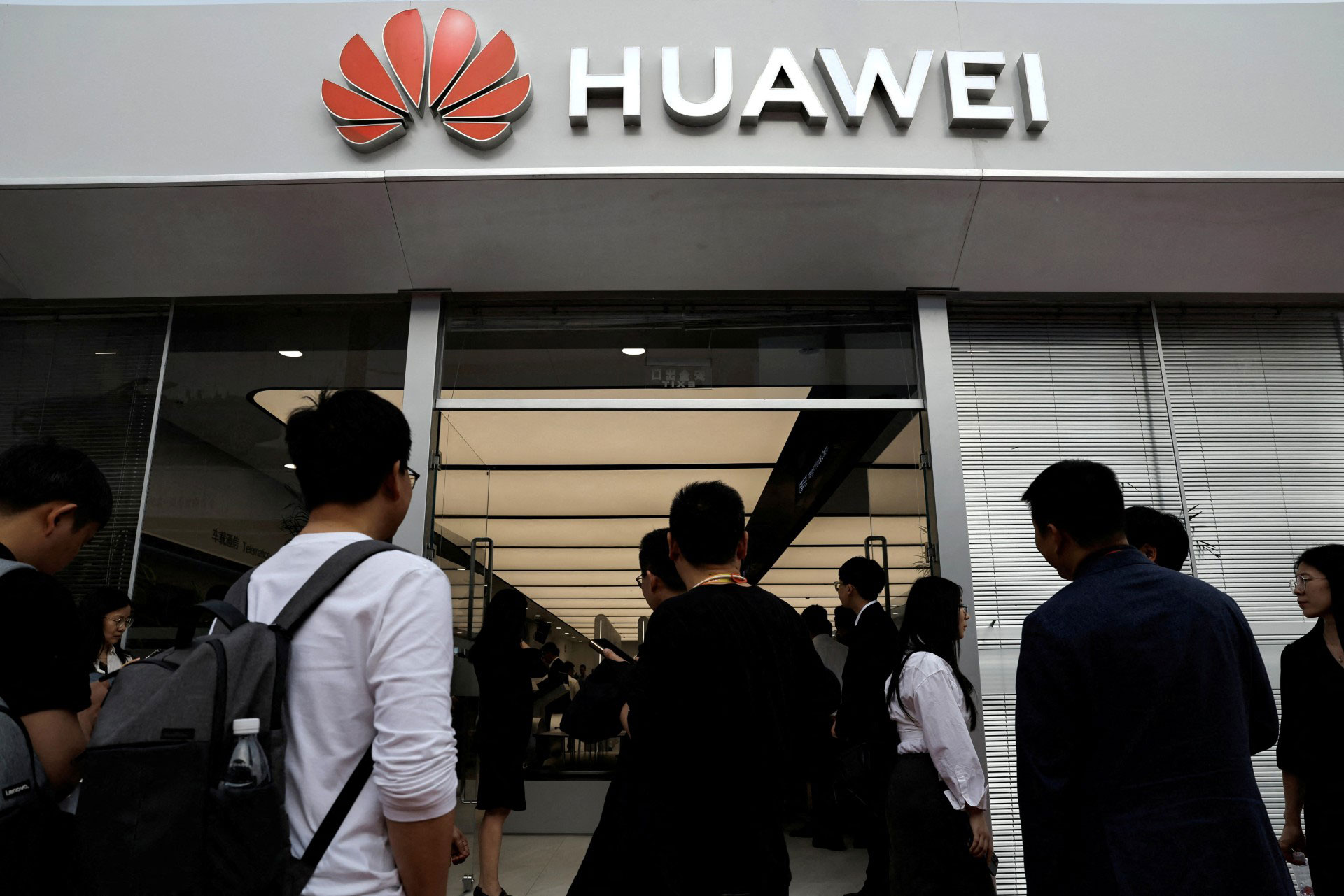 Kh&aacute;ch tham quan gian h&agrave;ng của Huawei tại một triển l&atilde;m ở thủ đ&ocirc; Bắc Kinh - Trung Quốc h&ocirc;m 25-4 Ảnh: REUTERS