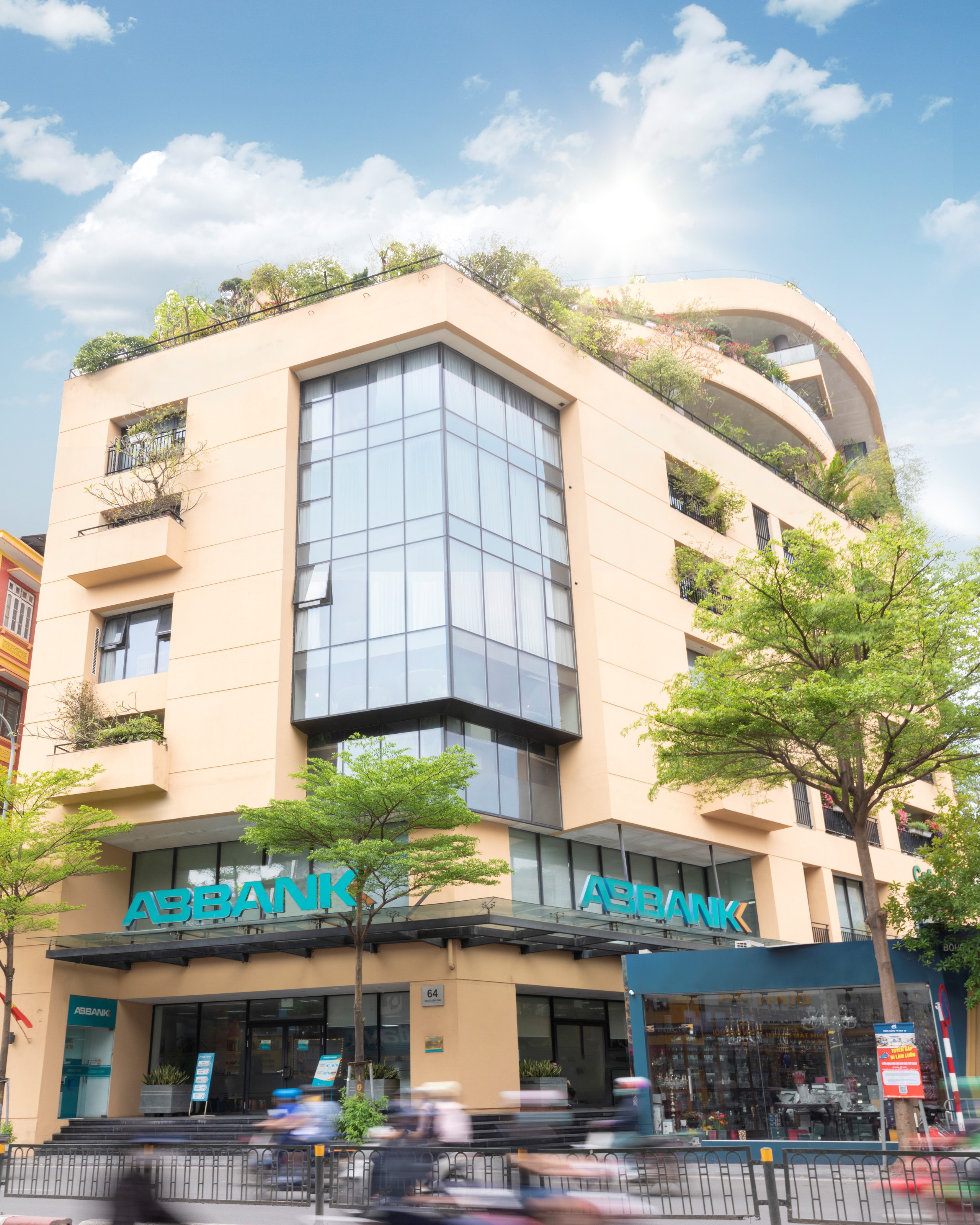 Trong suốt chặng đường 31 năm ph&aacute;t triển, ABBANK lu&ocirc;n được đ&aacute;nh gi&aacute; l&agrave; một Ng&acirc;n h&agrave;ng uy t&iacute;n, l&agrave; người đồng h&agrave;nh tận t&acirc;m, đ&aacute;ng tin cậy của hơn hai triệu kh&aacute;ch h&agrave;ng, đối t&aacute;c v&agrave; nh&agrave; đầu tư