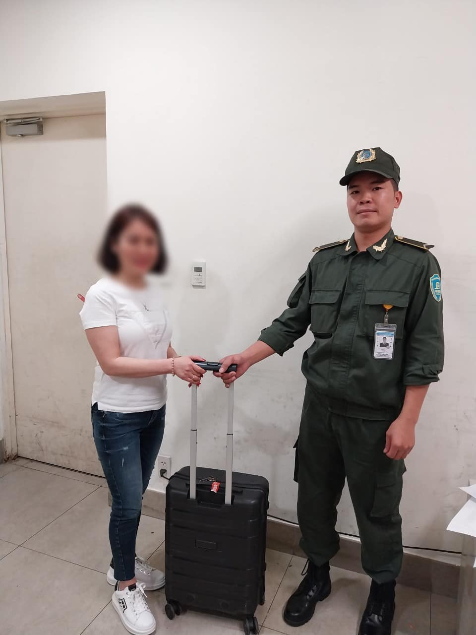 Người phụ nữ để qu&ecirc;n vali chứa nhiều v&agrave;ng, bạc, kim cương tại s&acirc;n bay- Ảnh 1.