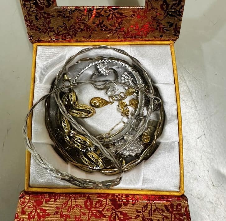 Người phụ nữ để qu&ecirc;n vali chứa nhiều v&agrave;ng, bạc, kim cương tại s&acirc;n bay- Ảnh 2.
