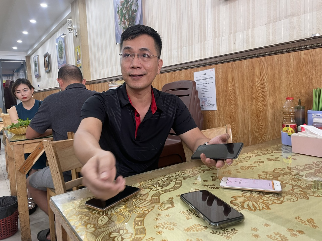 S&aacute;ng nay, người d&acirc;n quận 1 cười tươi đ&oacute;ng ph&iacute; sử dụng vỉa h&egrave;- Ảnh 2.