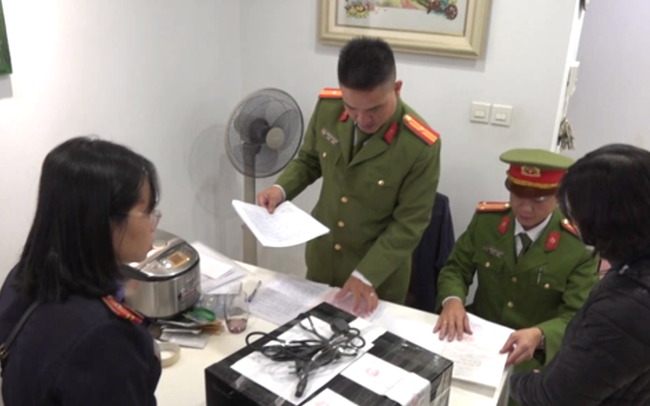 Vạch trần cách đăng kiểm viên móc nối người ngoài để nhận hối lộ