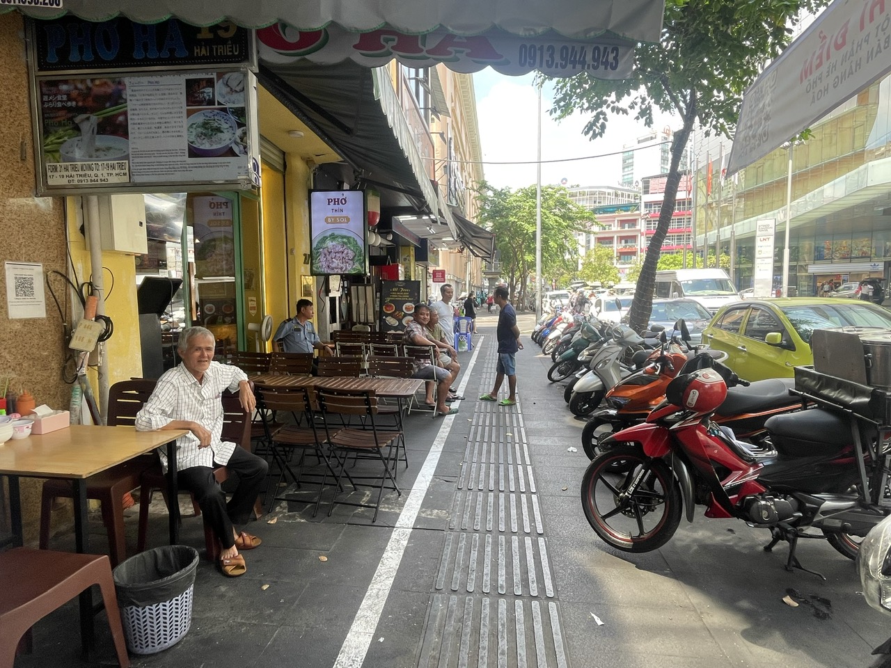 S&aacute;ng nay, người d&acirc;n quận 1 cười tươi đ&oacute;ng ph&iacute; sử dụng vỉa h&egrave;- Ảnh 4.