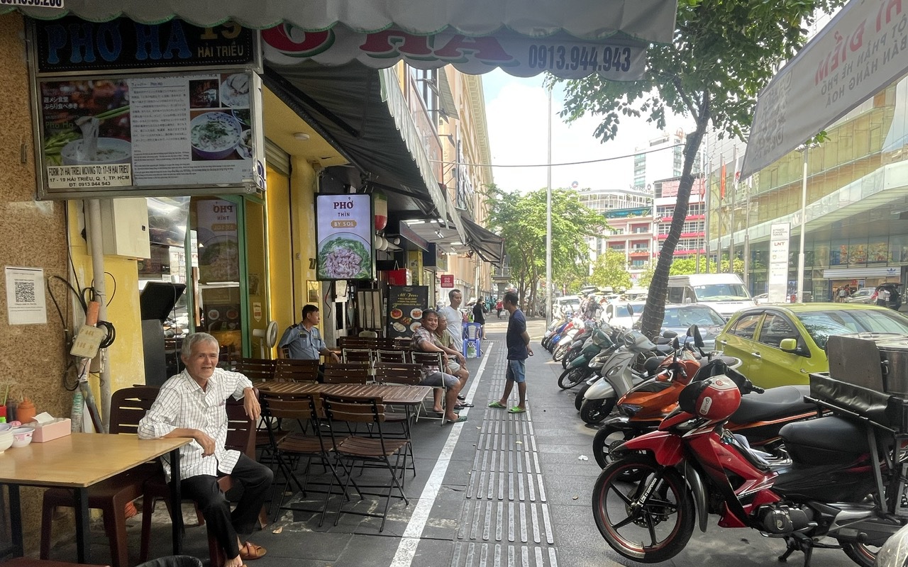 Sáng nay, người dân quận 1 cười tươi đóng phí sử dụng vỉa hè