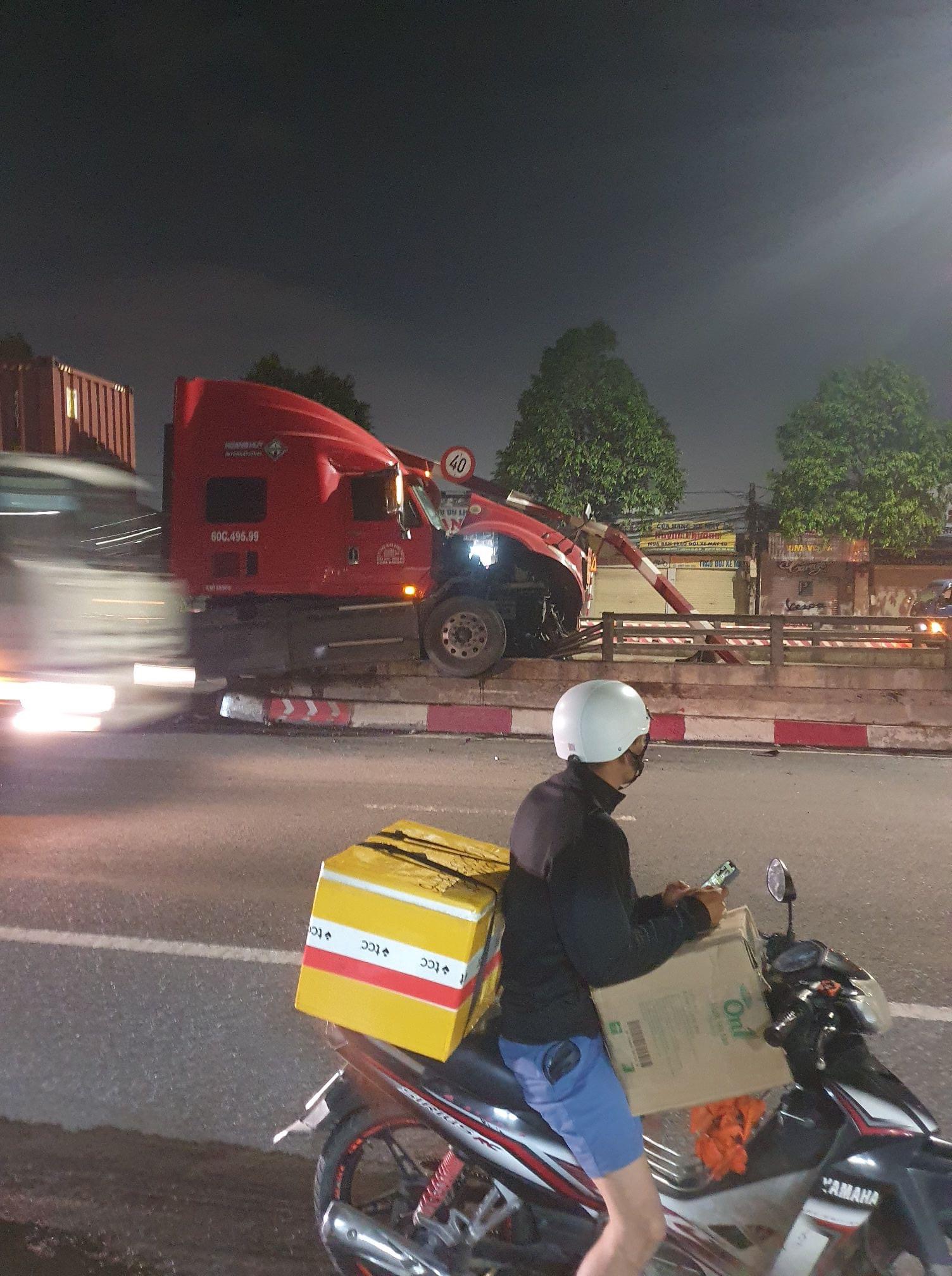 Quốc lộ 51 ùn ứ do xe container nằm “vắt vẻo” trên lan can hầm chui ngã 4 Vũng Tàu- Ảnh 2.