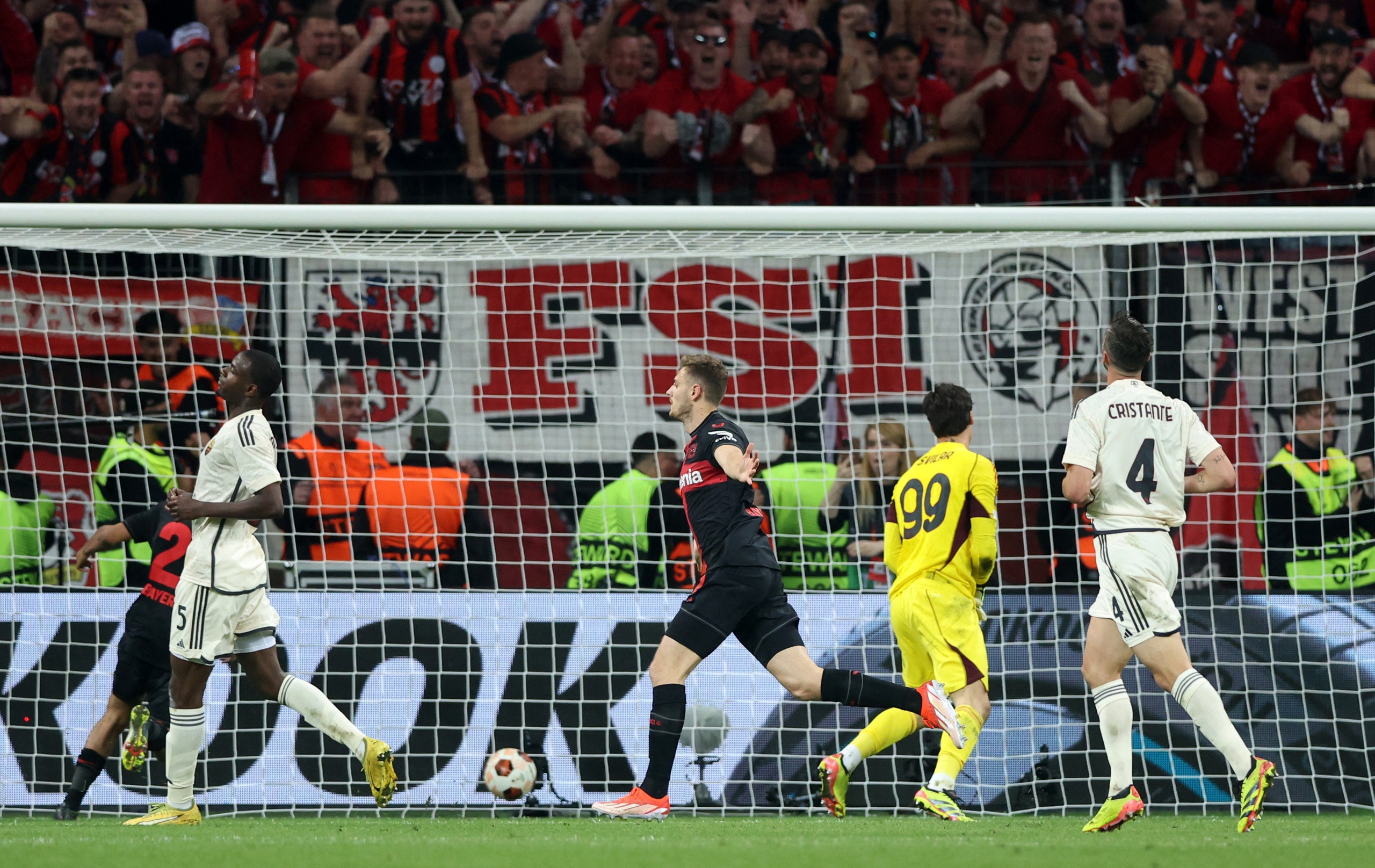 Josip Stanisic ghi b&agrave;n gỡ h&ograve;a 2-2 cho Leverkusen ph&uacute;t 90+7