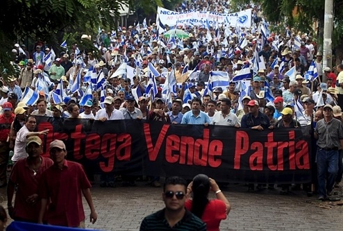 Người biểu t&igrave;nh mang biểu ngữ "(Tổng thống Nicaragua Daniel) Ortega, &ocirc;ng đang b&aacute;n đất nước của ch&uacute;ng t&ocirc;i", phản đối dự &aacute;n k&ecirc;nh đ&agrave;o do Trung Quốc x&acirc;y dựng.ở TP Juigalpa. Ảnh: Reuters