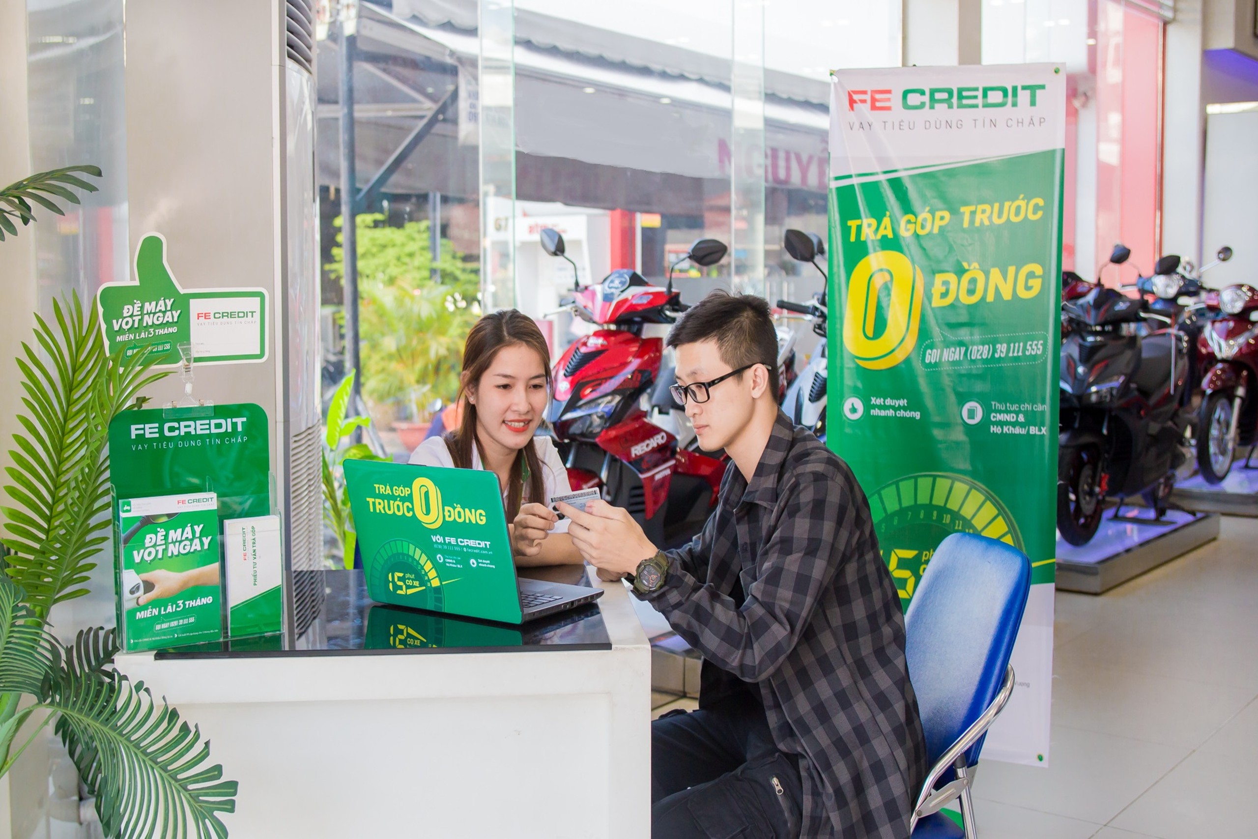 Sở hữu xế xịn, tr&uacute;ng qu&agrave; thả ga, kh&ocirc;ng lo l&atilde;i suất với FE CREDIT- Ảnh 2.