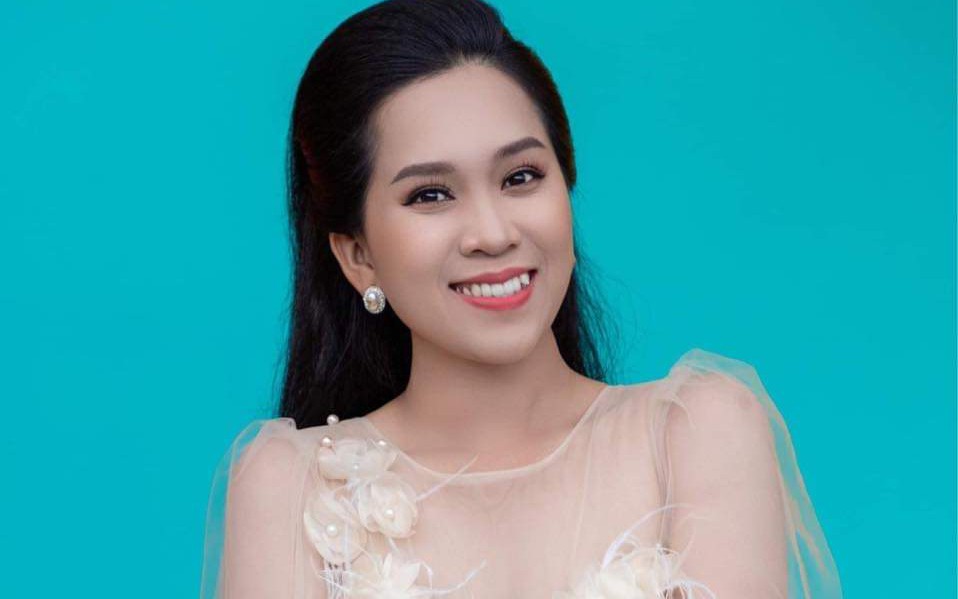 Ca sĩ Hồng Phượng l&ecirc;n tiếng về th&ocirc;ng tin bồi thường 1 tỉ do kh&aacute;ch ngộ độc