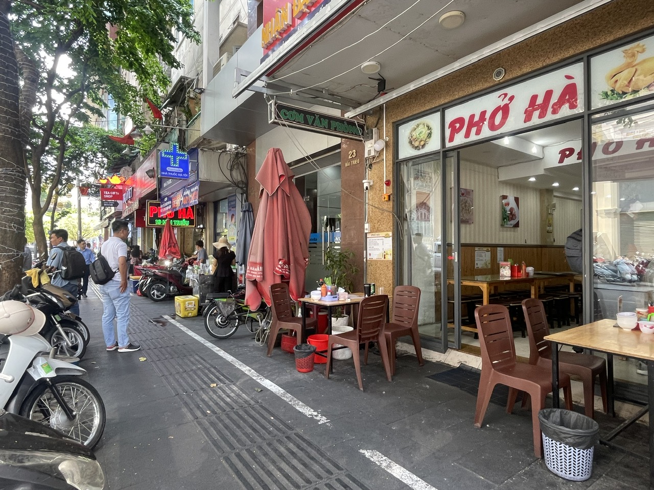 S&aacute;ng nay, người d&acirc;n quận 1 cười tươi đ&oacute;ng ph&iacute; sử dụng vỉa h&egrave;- Ảnh 3.