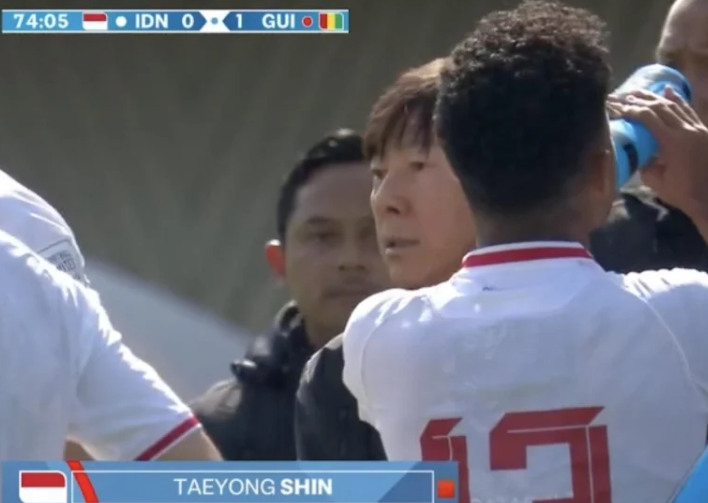 HLV Shin Tae-yong nhận thẻ đỏ, U23 Indonesia tan giấc mơ Olympic- Ảnh 1.