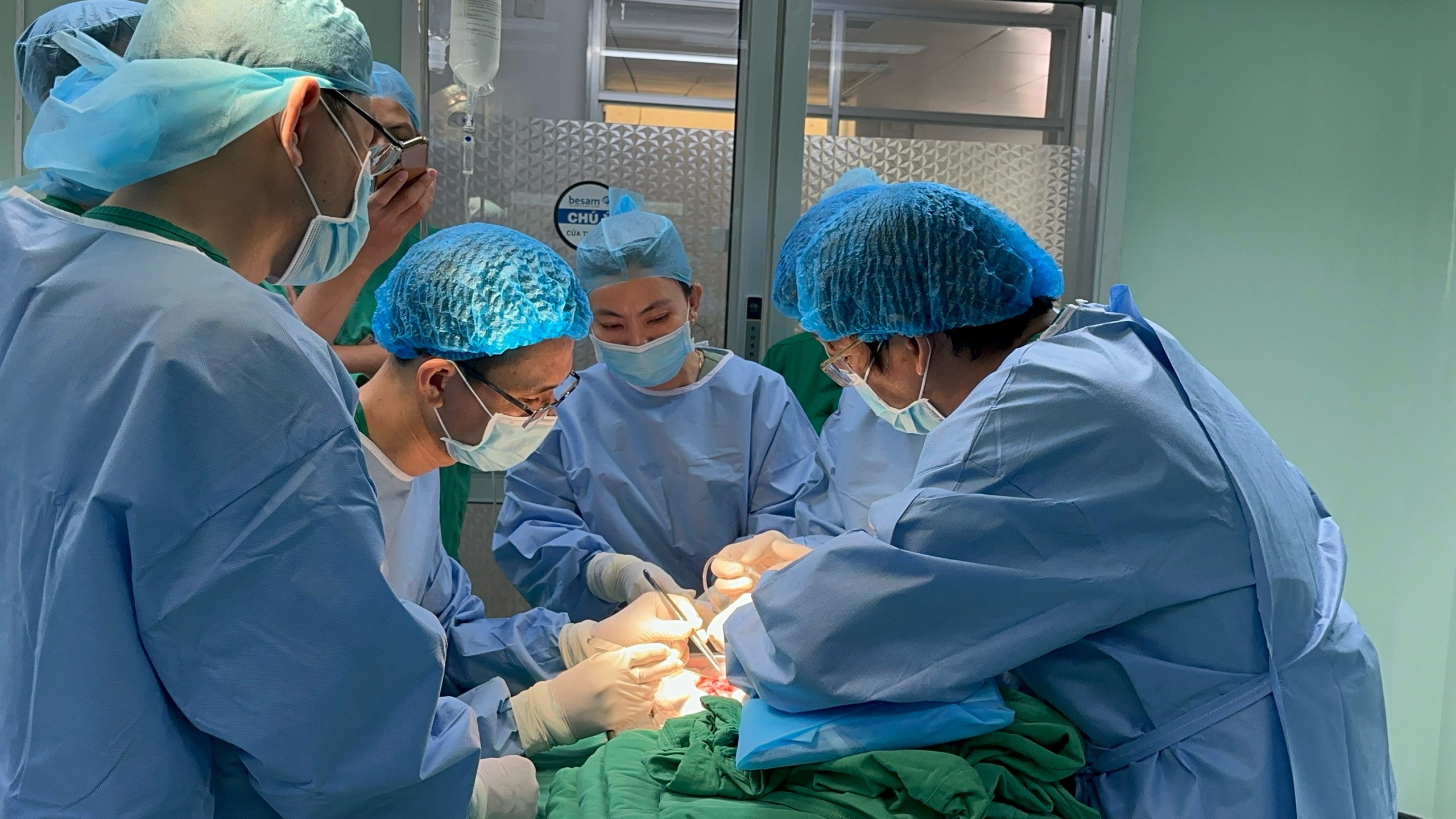 VIDEO: Ca gh&eacute;p thận th&agrave;nh c&ocirc;ng đầu ti&ecirc;n ở ĐBSCL- Ảnh 3.