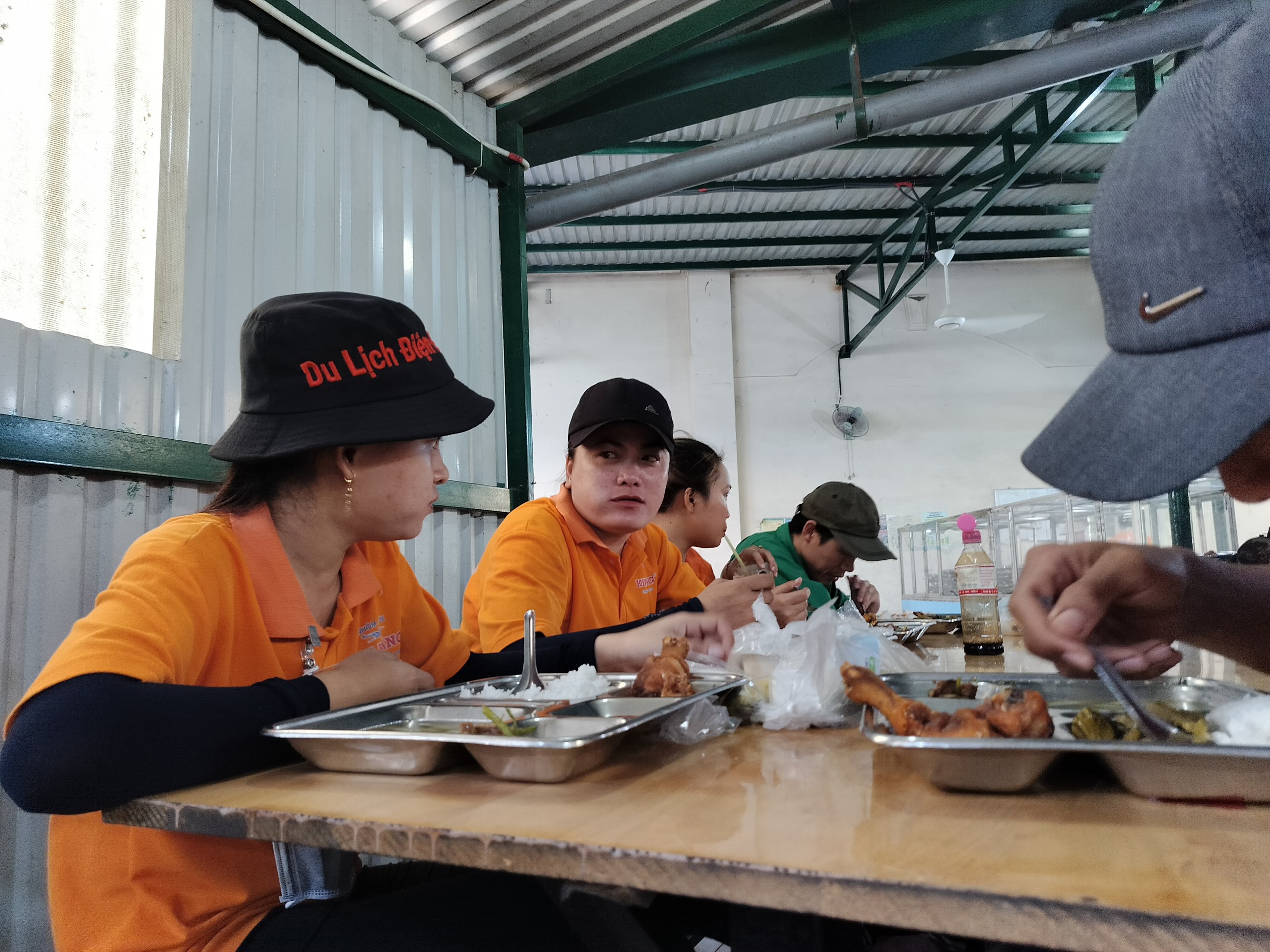 Công nhân bất ngờ với "Bữa cơm Công đoàn" thơm ngon, bổ dưỡng- Ảnh 2.