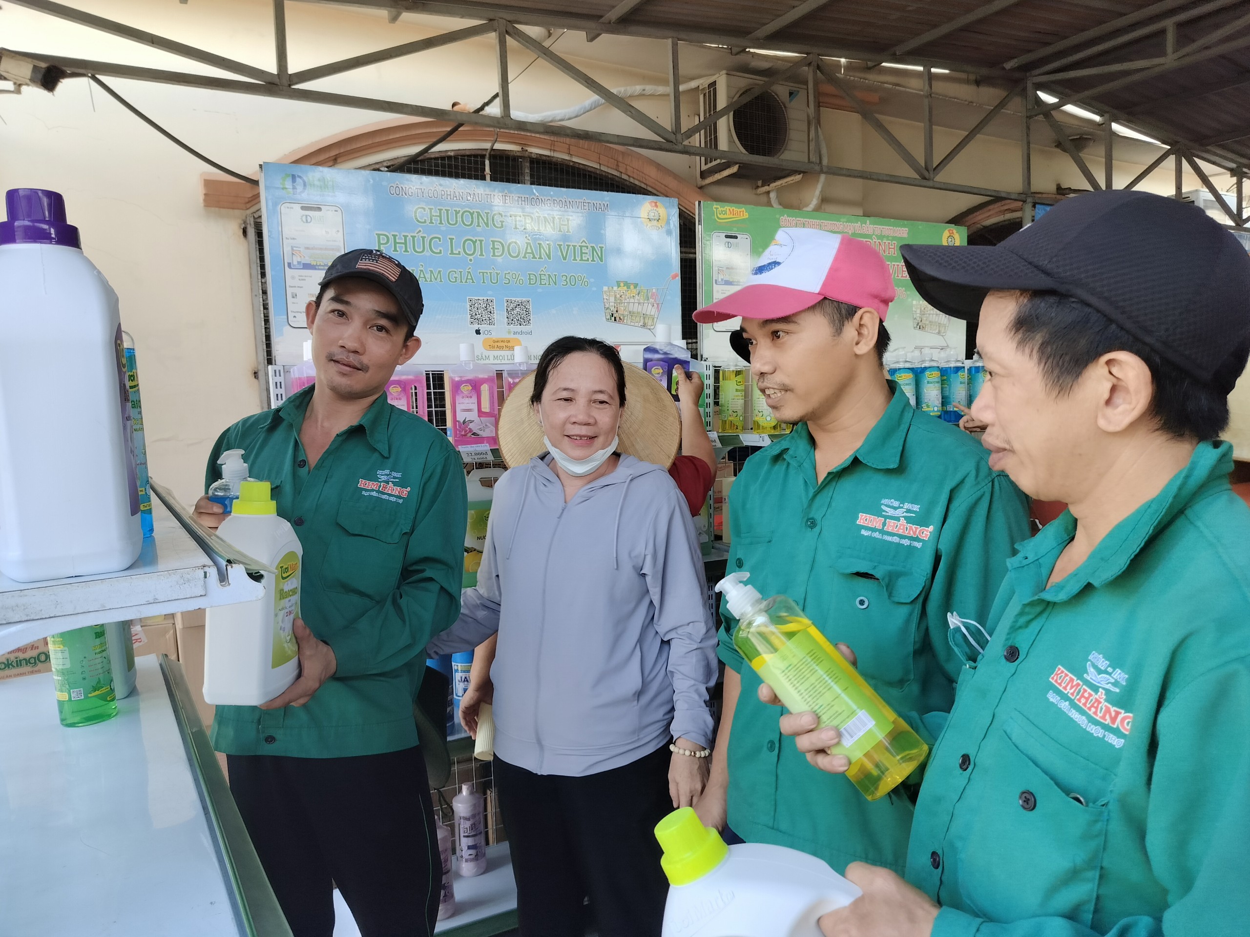 Công nhân bất ngờ với "Bữa cơm Công đoàn" thơm ngon, bổ dưỡng- Ảnh 3.