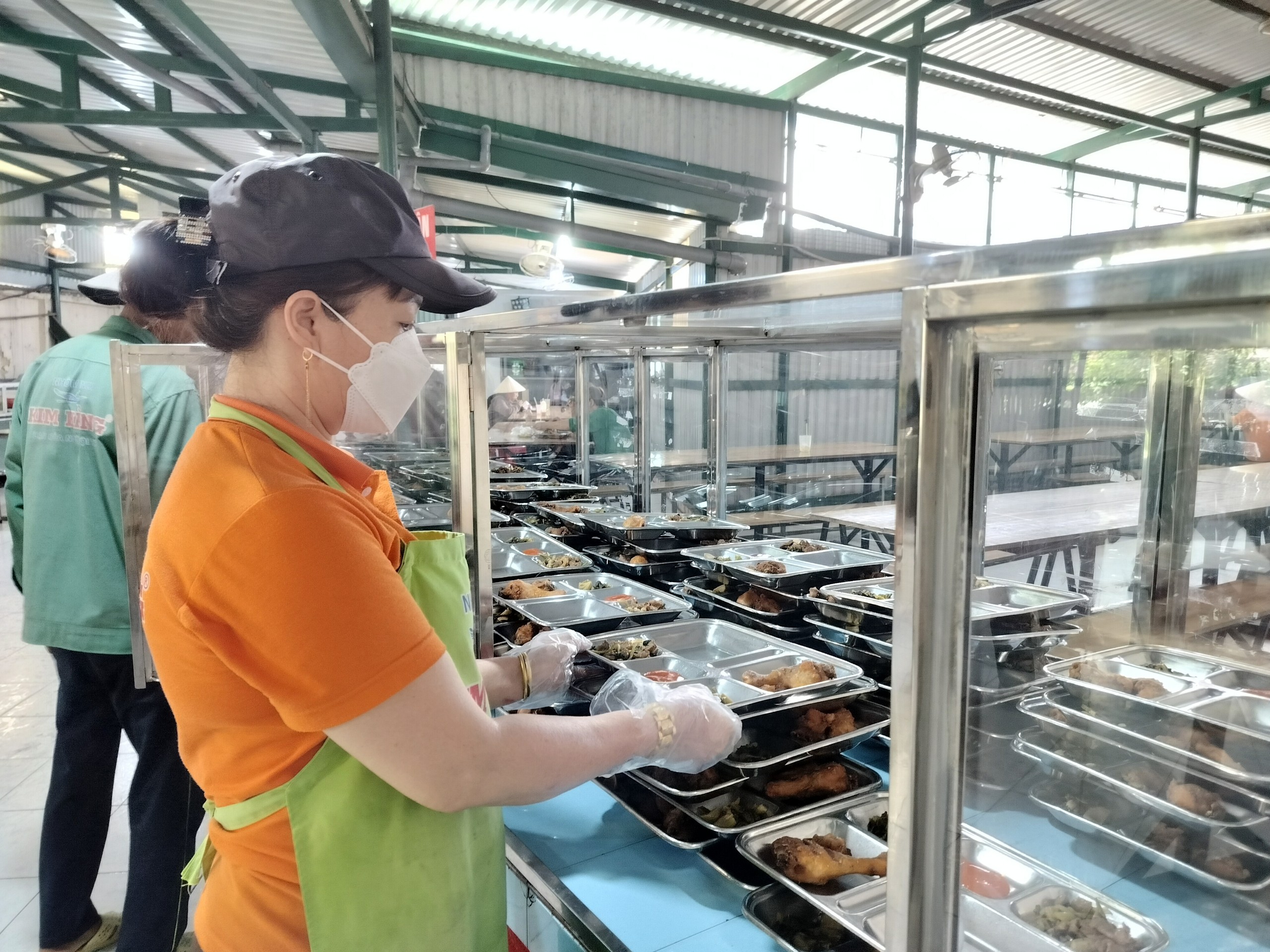 Công nhân bất ngờ với "Bữa cơm Công đoàn" thơm ngon, bổ dưỡng- Ảnh 1.