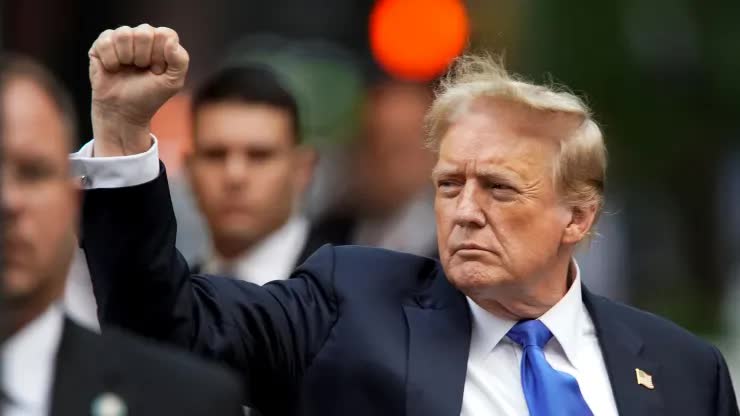 Cựu Tổng thống Mỹ Donald Trump rời t&ograve;a h&ocirc;m 30-5. Ảnh: Reuters
