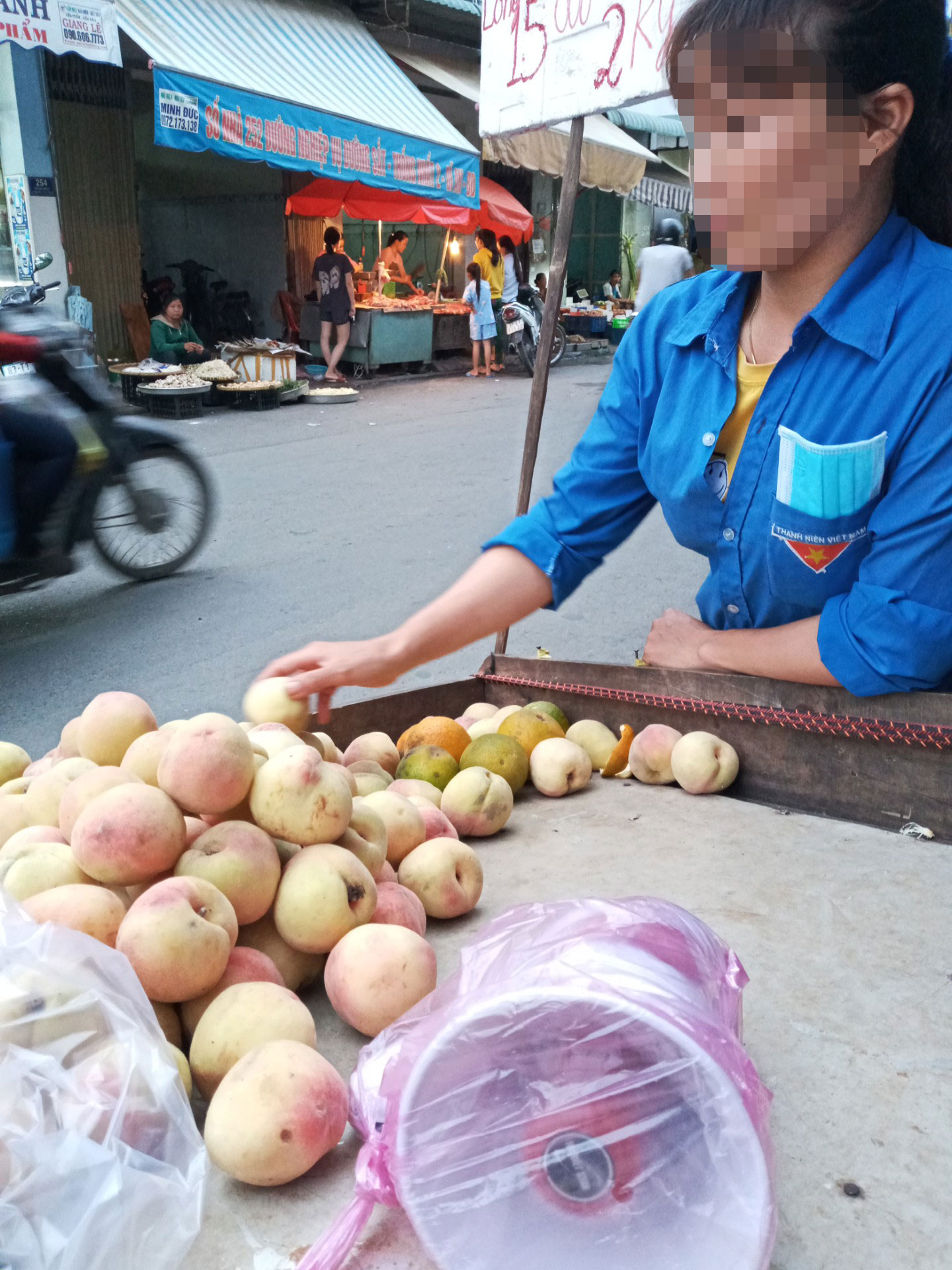 Mỗi xe bán hàng rong đều được trang bị một chiếc loa cầm tay để rao hàng