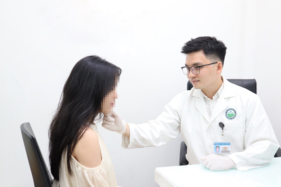 ThS-BS Nguyễn Duy Qu&acirc;n, Khoa Thẩm mỹ da Bệnh viện Da liễu TP HCM, thăm kh&aacute;m cho bệnh nh&acirc;n Ảnh: HẢI YẾN