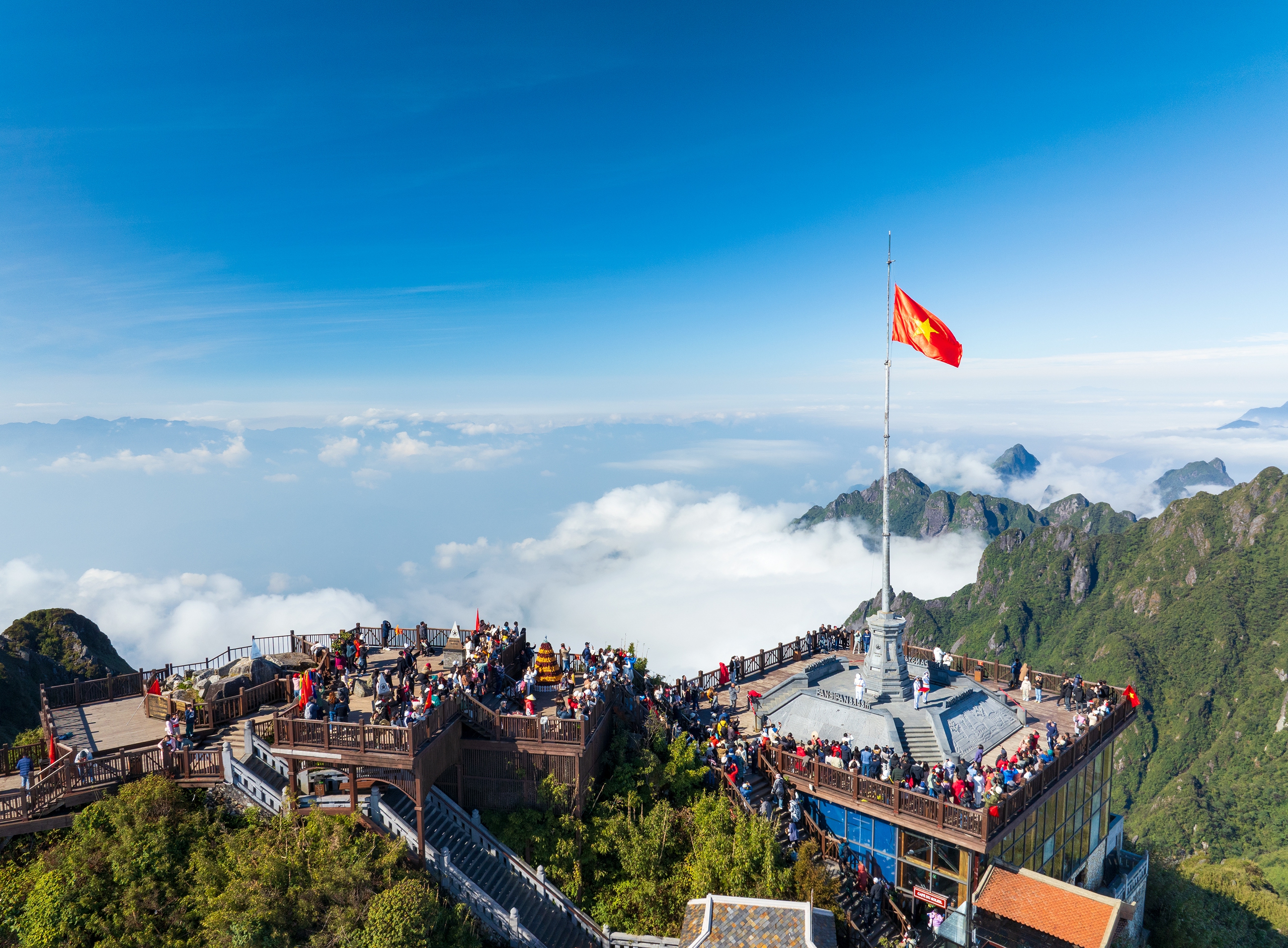 Chào cờ trên mây. Ảnh: NGUYỄN SANH QUỐC HUY