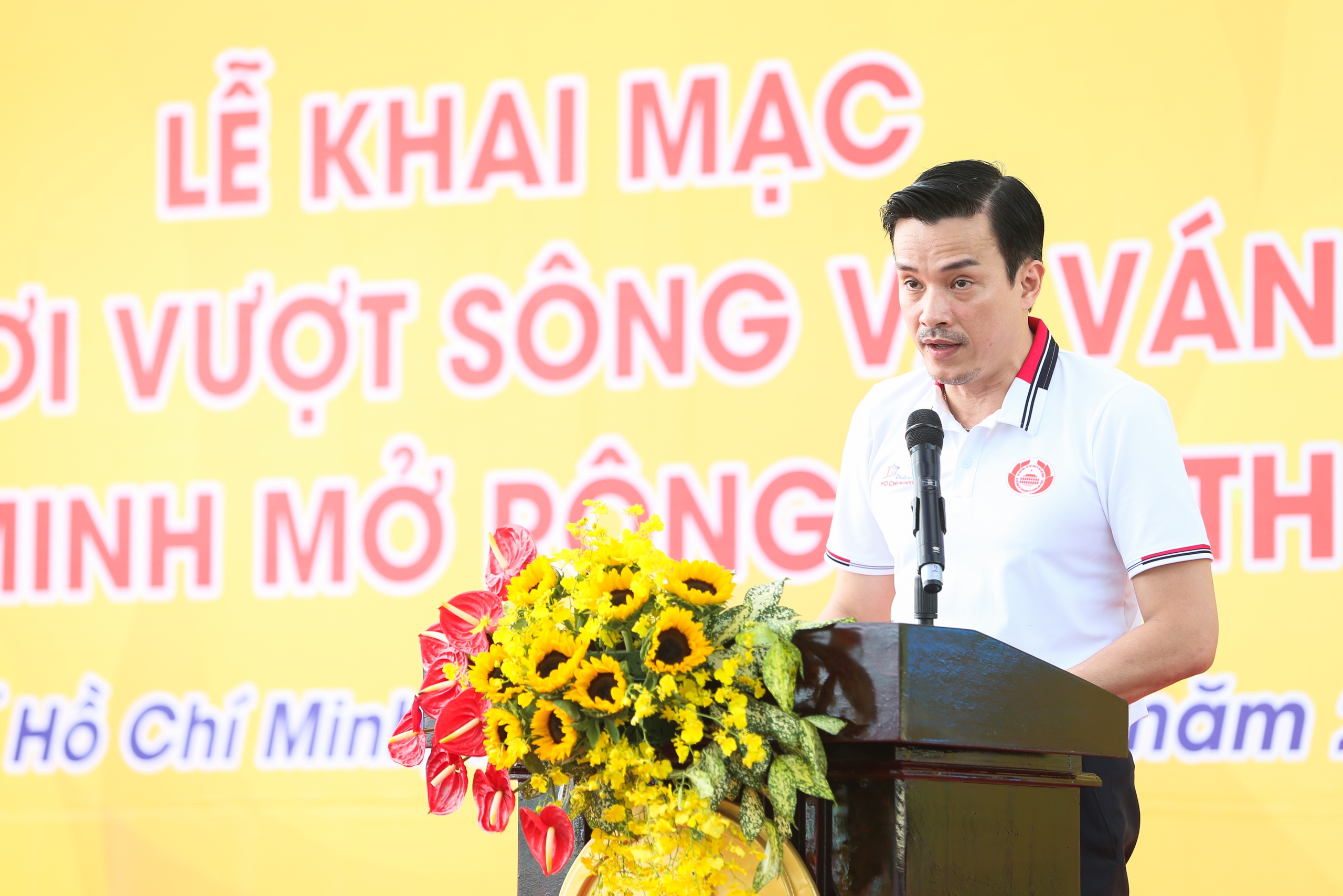 TP HCM: 600 người thi bơi vượt sông và ván chèo trên sông Sài Gòn- Ảnh 1.