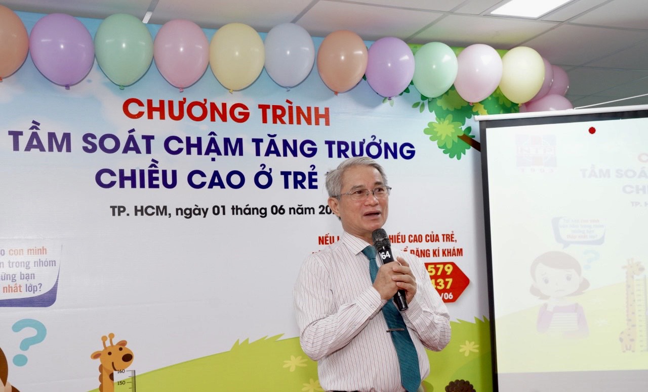 Nhiều trẻ 6-7 tuổi chỉ cao 1m- Ảnh 1.