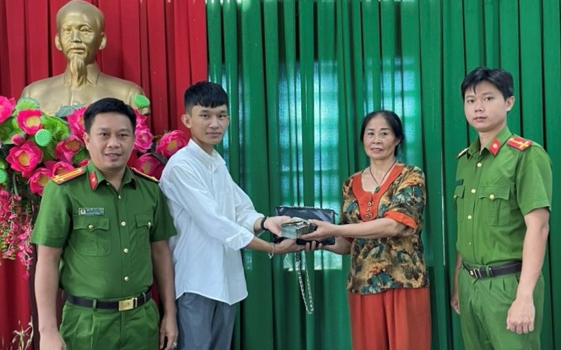 Nhân viên quán cà phê giao chiếc túi chứa hơn 200 triệu đồng cho công an