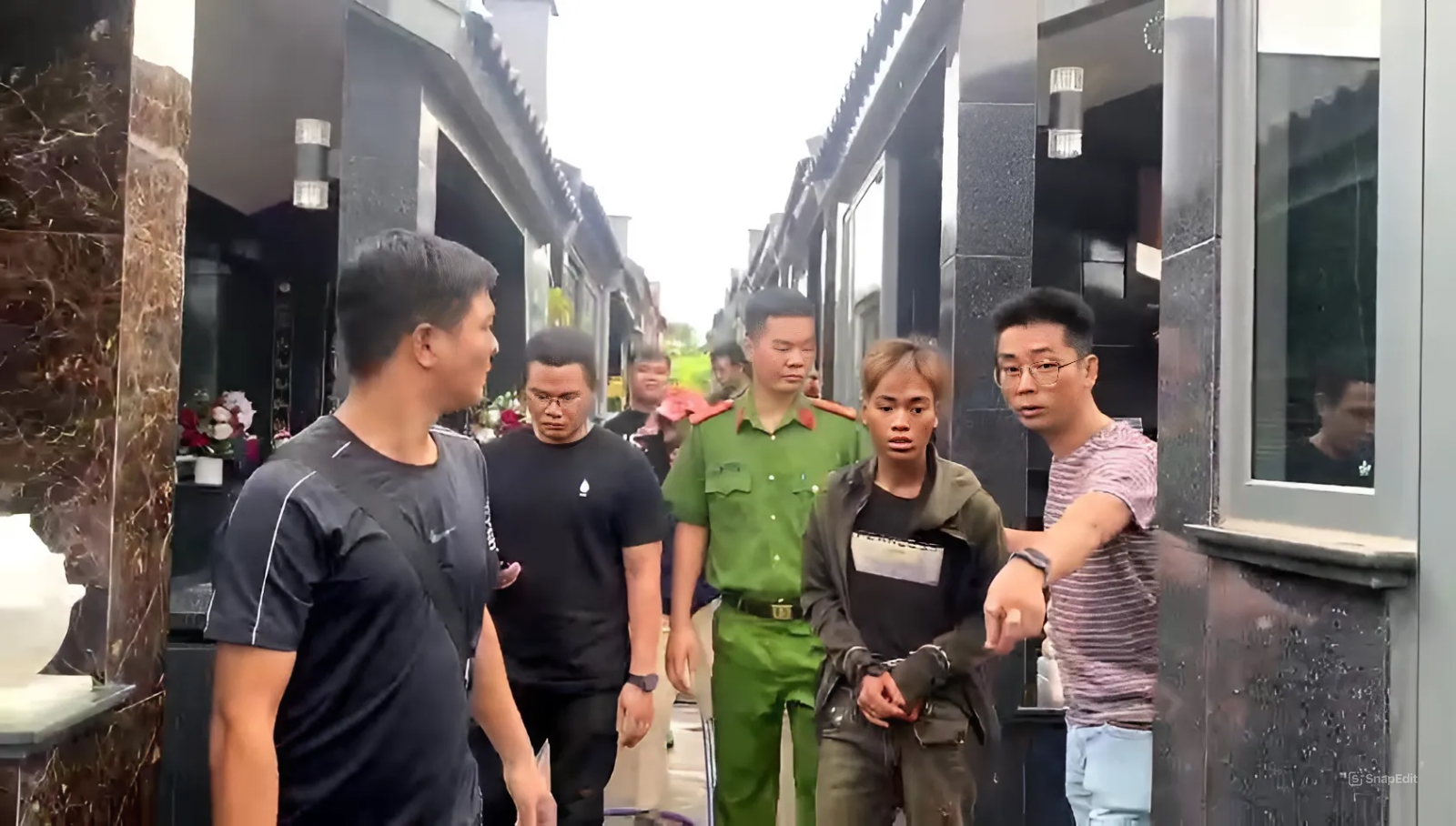 Bắt giữ nh&oacute;m thanh ni&ecirc;n l&agrave;m điều phi ph&aacute;p trong nghĩa trang- Ảnh 1.