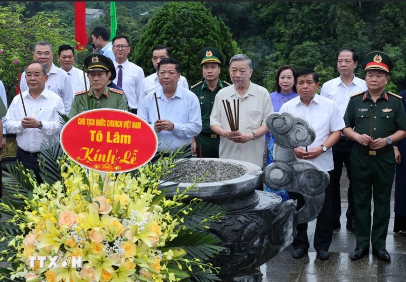 Chủ tịch nước T&ocirc; L&acirc;m thăm v&agrave; d&acirc;ng hương tại Khu di t&iacute;ch quốc gia đặc biệt P&aacute;c B&oacute;- Ảnh 1.