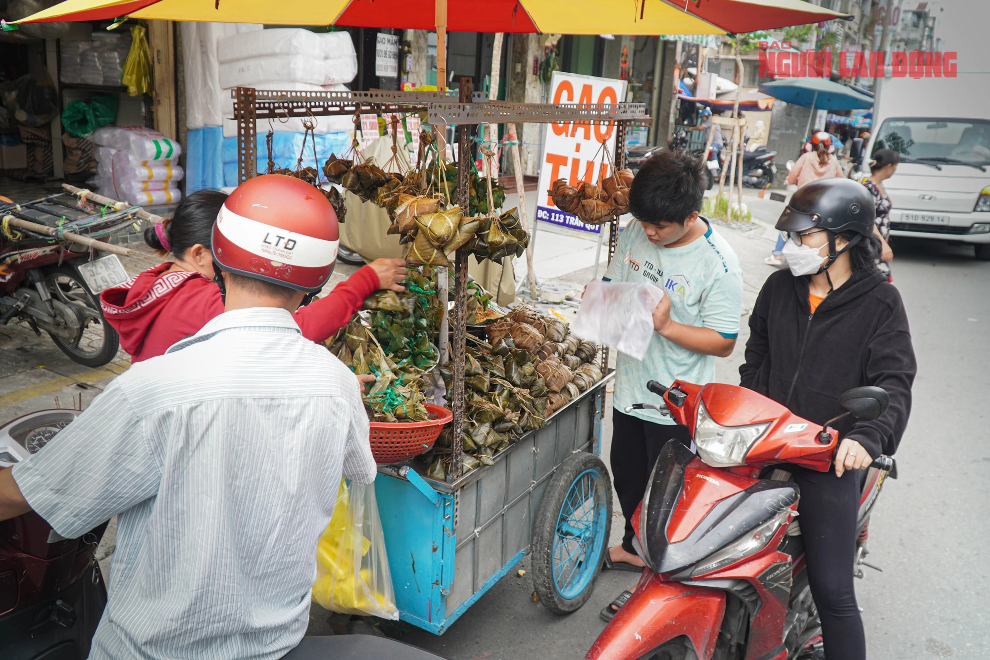 Chen ch&uacute;c mua tr&aacute;i c&acirc;y, b&aacute;nh &uacute;, thịt quay... c&uacute;ng Tết Đoan Ngọ- Ảnh 6.