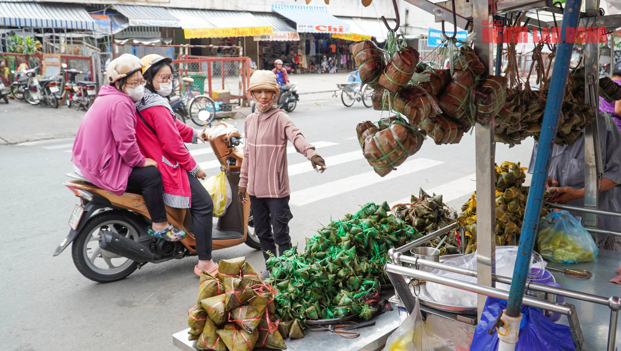 Chen ch&uacute;c mua tr&aacute;i c&acirc;y, b&aacute;nh &uacute;, thịt quay... c&uacute;ng Tết Đoan Ngọ- Ảnh 8.