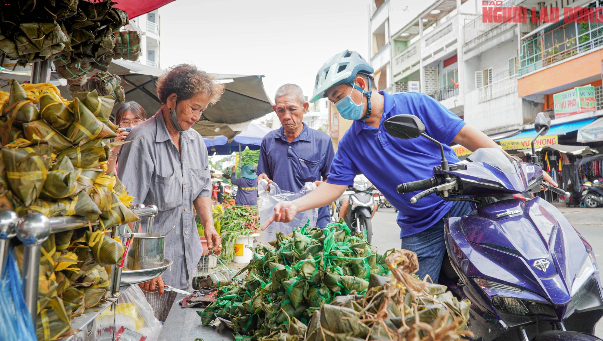 Chen ch&uacute;c mua tr&aacute;i c&acirc;y, b&aacute;nh &uacute;, thịt quay... c&uacute;ng Tết Đoan Ngọ- Ảnh 7.